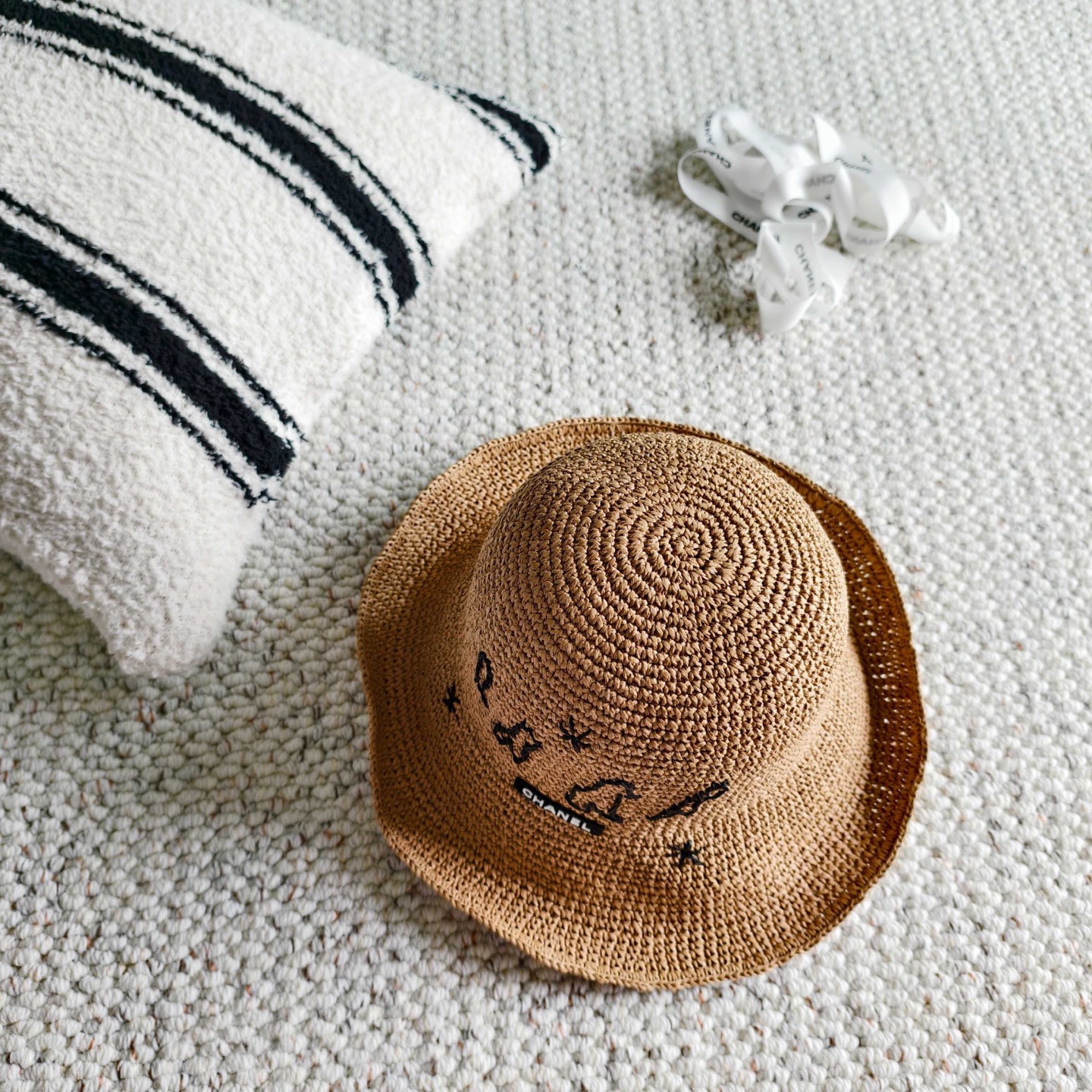 💛配防尘袋【Chanel香奈儿】2026春夏新款密织刺绣重工款渔夫帽，独特设计～复古文艺的一款