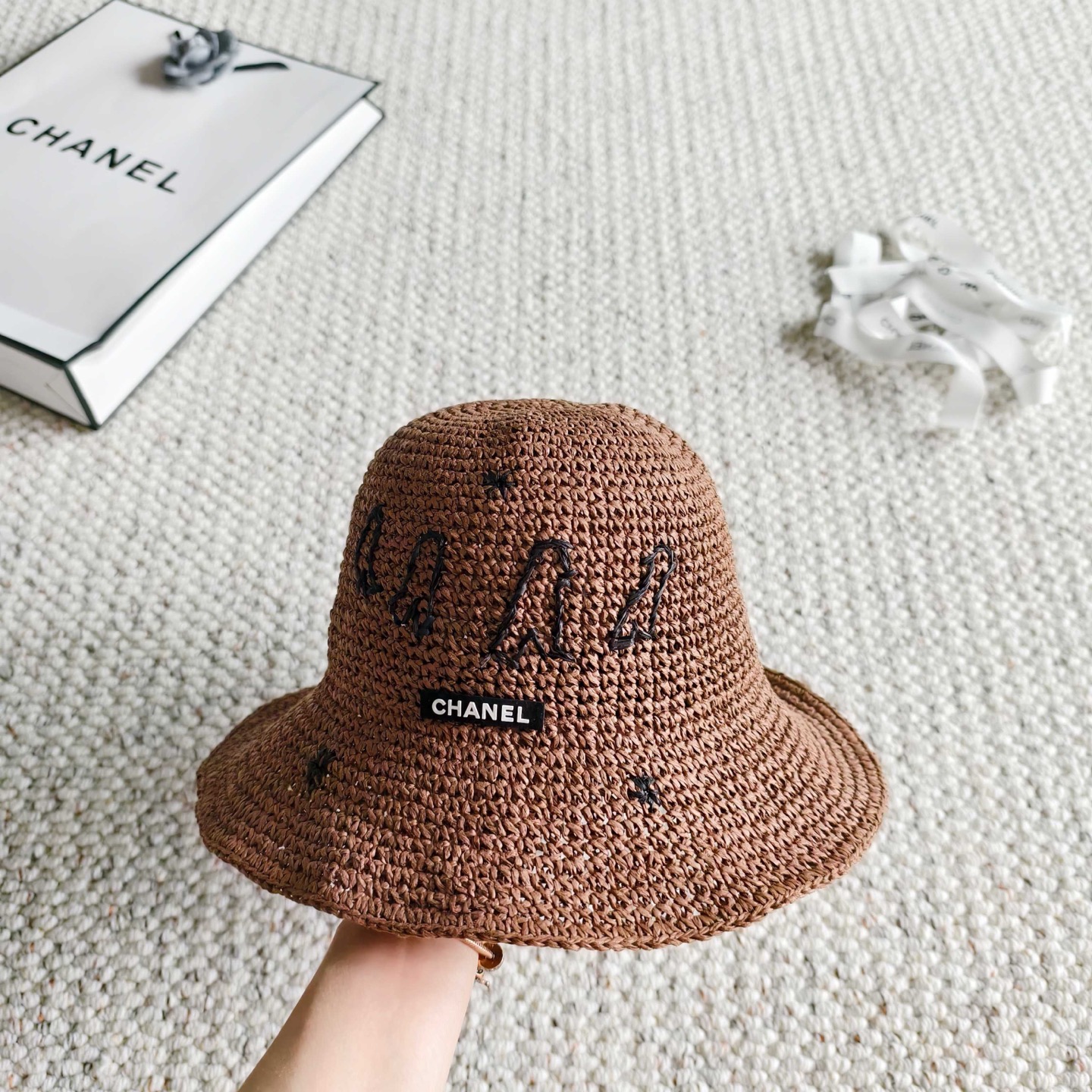 💛配防尘袋【Chanel香奈儿】2026春夏新款密织刺绣重工款渔夫帽，独特设计～复古文艺的一款