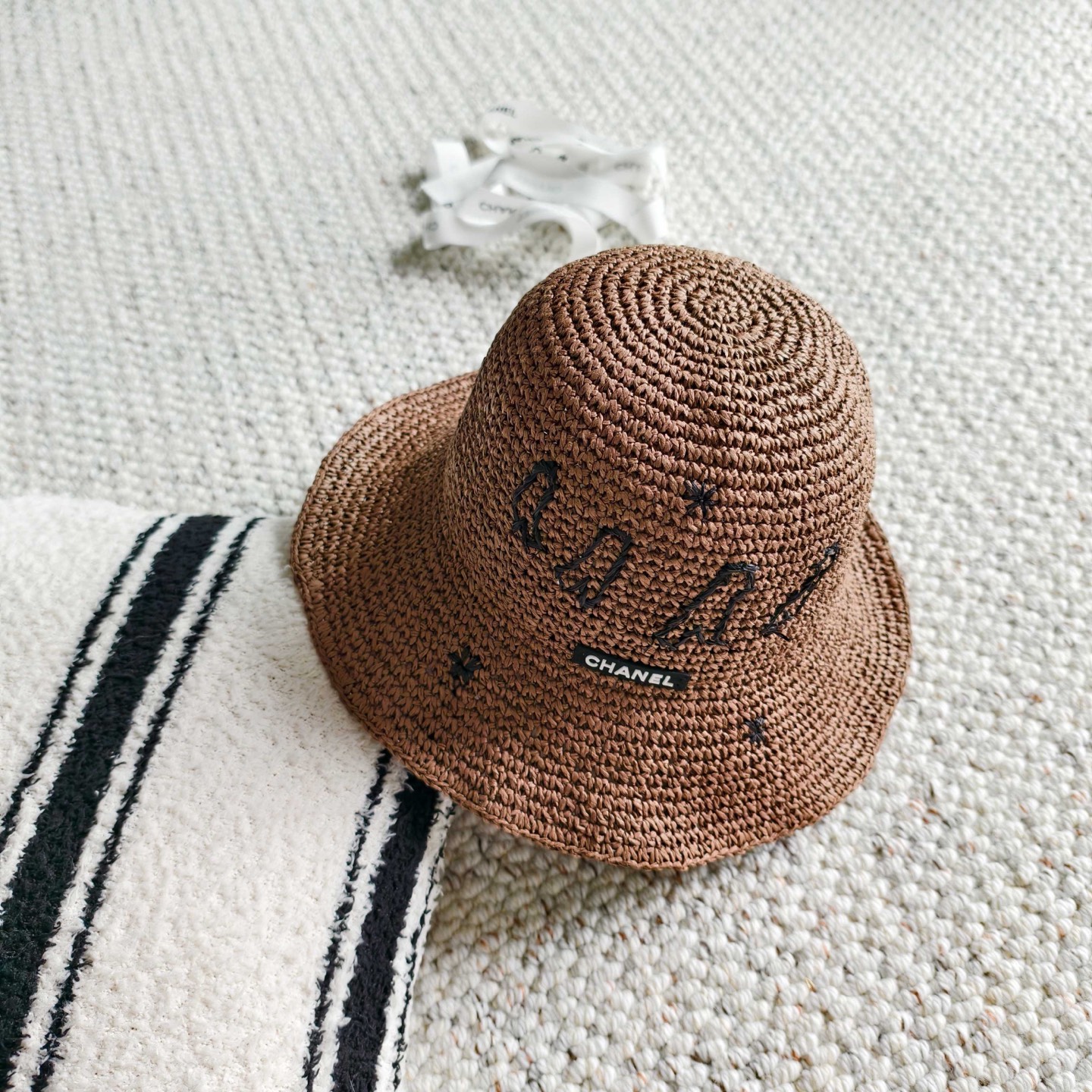 💛配防尘袋【Chanel香奈儿】2026春夏新款密织刺绣重工款渔夫帽，独特设计～复古文艺的一款