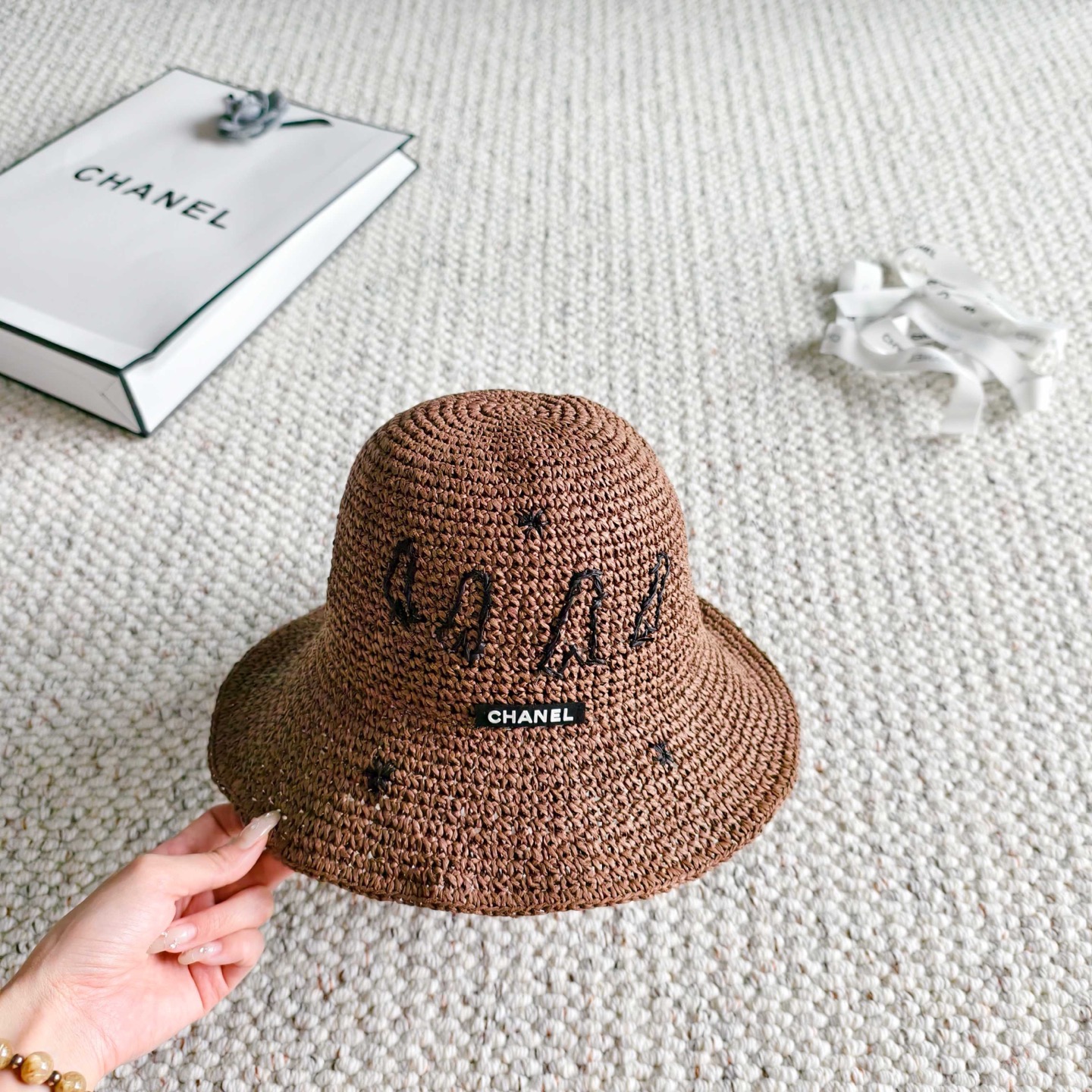 💛配防尘袋【Chanel香奈儿】2026春夏新款密织刺绣重工款渔夫帽，独特设计～复古文艺的一款