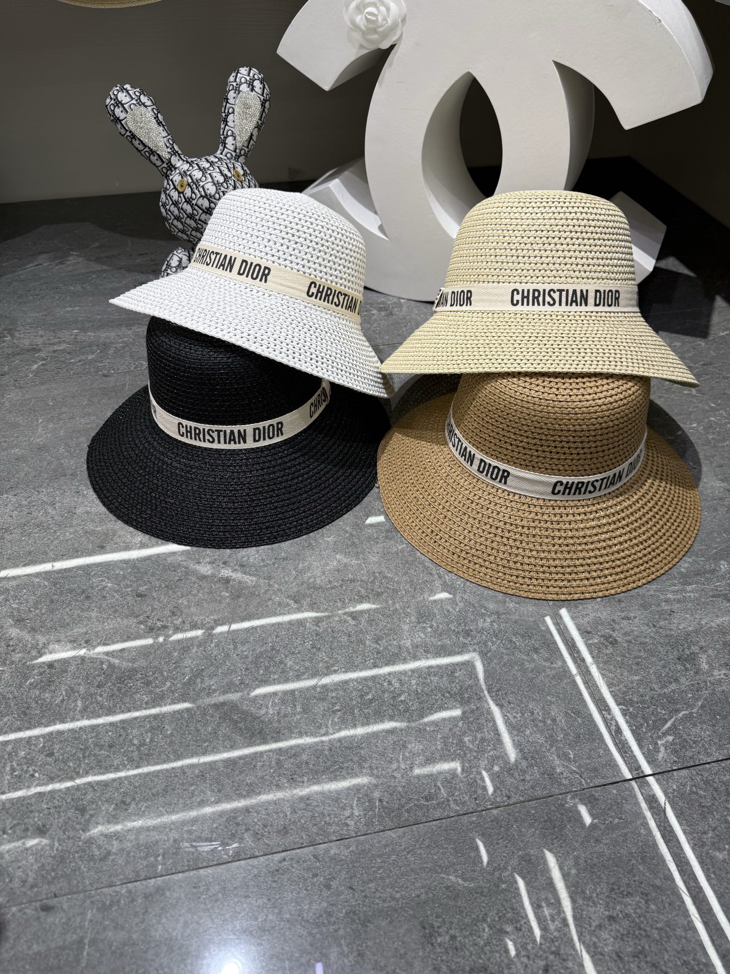 NO:883252,Special price with dust bag. [DIOR Dior] 2026 new round dome small fragrant style large brimmed straw hat, sunshade and easy to match, street travel hat straw hat fisherman hat baseball cap, hat, dior, dior, espadrilles, hats19860909特价配防尘袋.【DIOR迪奥】2026新款圆顶小香风大沿草帽,遮阳又好搭,出街旅行单品帽子草帽渔夫帽棒球帽,帽子,dior,dior,espadrilles,hats,hat