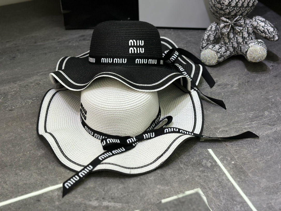 NO:883499,Special price with dust bag. [MIUMIU Miu Miu] 2026 new style dome ruffled large-brimmed straw hat, sunshade and easy to match, a single item for travel, straw hat, fisherman hat, baseball cap, hat, miumiu, espadrilles, hats19860909特价配防尘袋.【MIUMIU缪缪】2026新款圆顶荷叶边大沿草帽,遮阳又好搭,出街旅行单品帽子草帽渔夫帽棒球帽,帽子,miumiu,espadrilles,hats,hat
