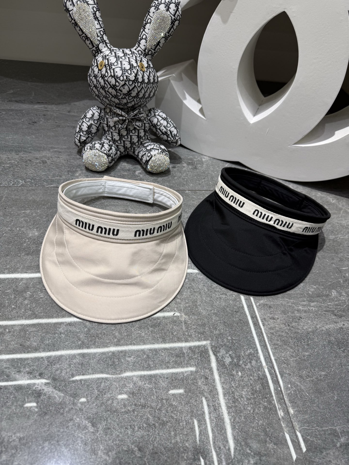 NO:883343,Special price with dust bag [MIUMIU Miu Miu] 2026 new exclusive sun visor empty top hat, sun visor and versatile ~ casual street hat straw hat fisherman hat baseball cap, hat, miumiu, espadrilles, hats19860909特价配防尘袋【MIUMIU缪缪】2026新款独家遮阳帽空顶帽,遮阳百搭～休闲出街神器帽子草帽渔夫帽棒球帽,帽子,miumiu,espadrilles,hats,hat