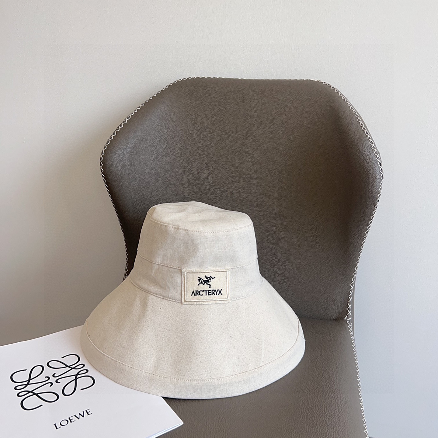 💛配防尘袋【始祖鸟】2026新款大沿棉麻遮阳渔夫帽，度假款百搭风，随意折叠不变形～