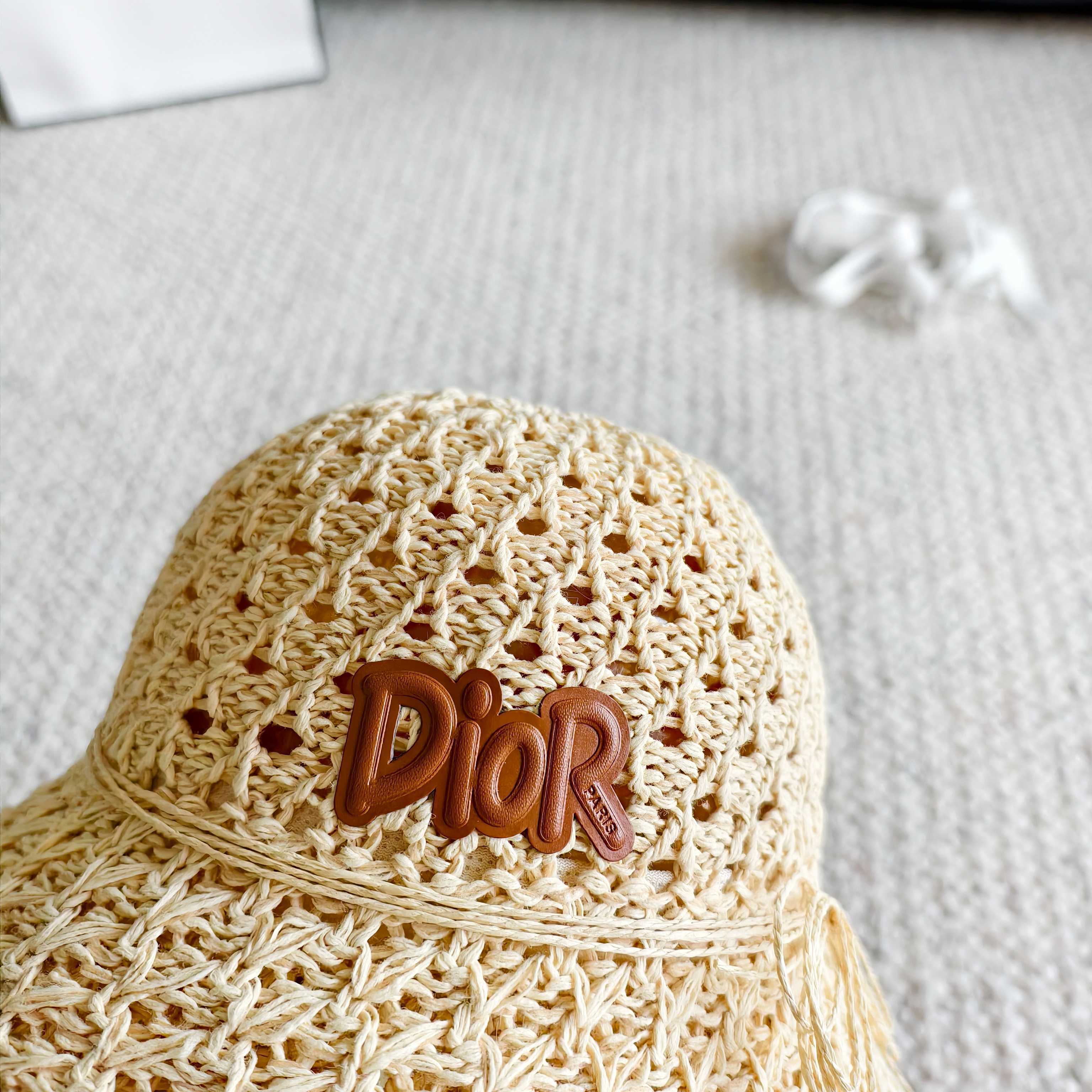 特💛配防尘袋【DIOR迪奥】2026春夏新款草编度假渔夫帽草帽，独特设计～复古文艺的一款