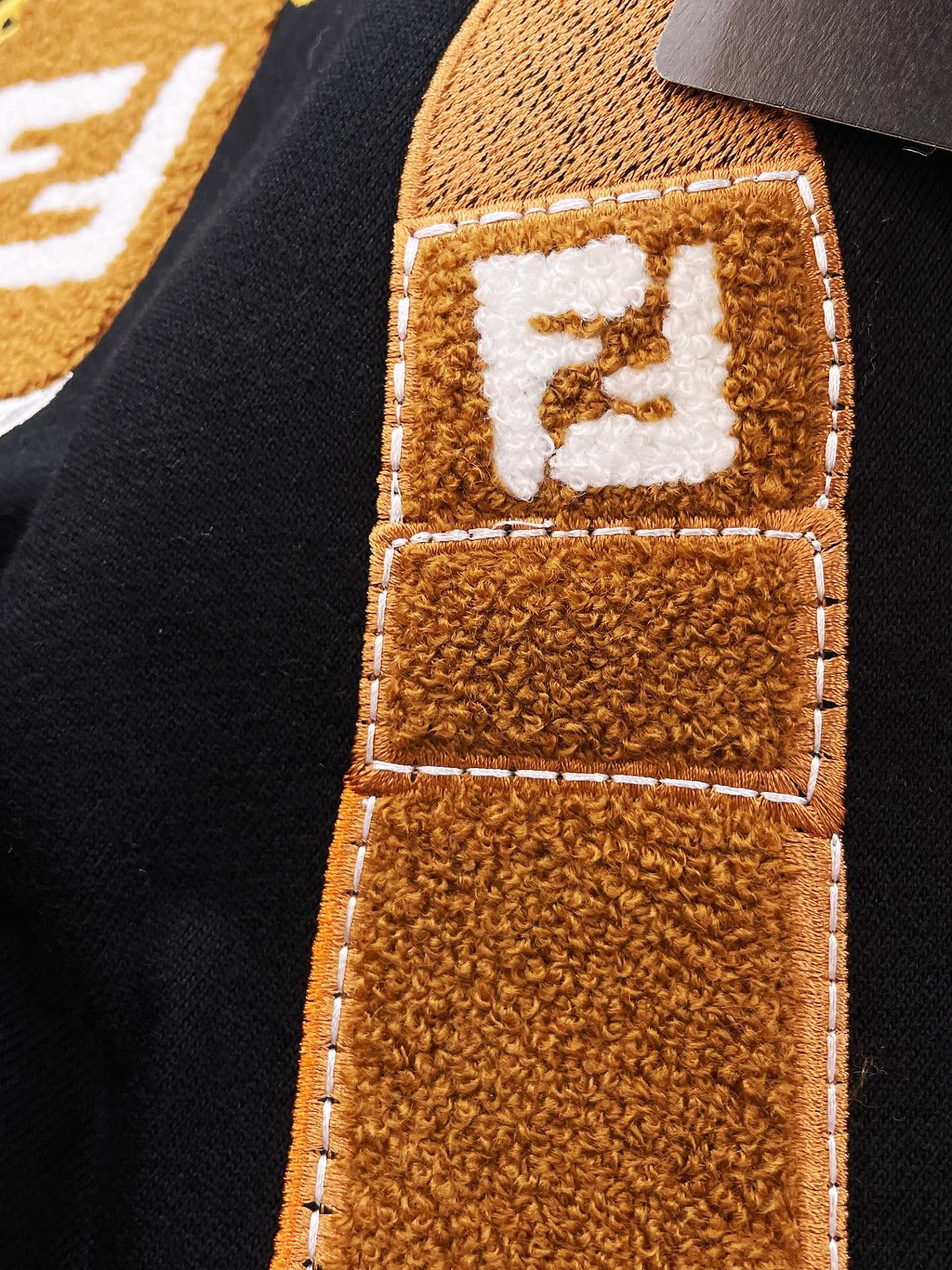 Pfen芬家23SS最新最顶级版本胸前水杯大毛巾字母双FF图案刺绣背带结合大毛巾精美工艺圆领卫衣最顶级的