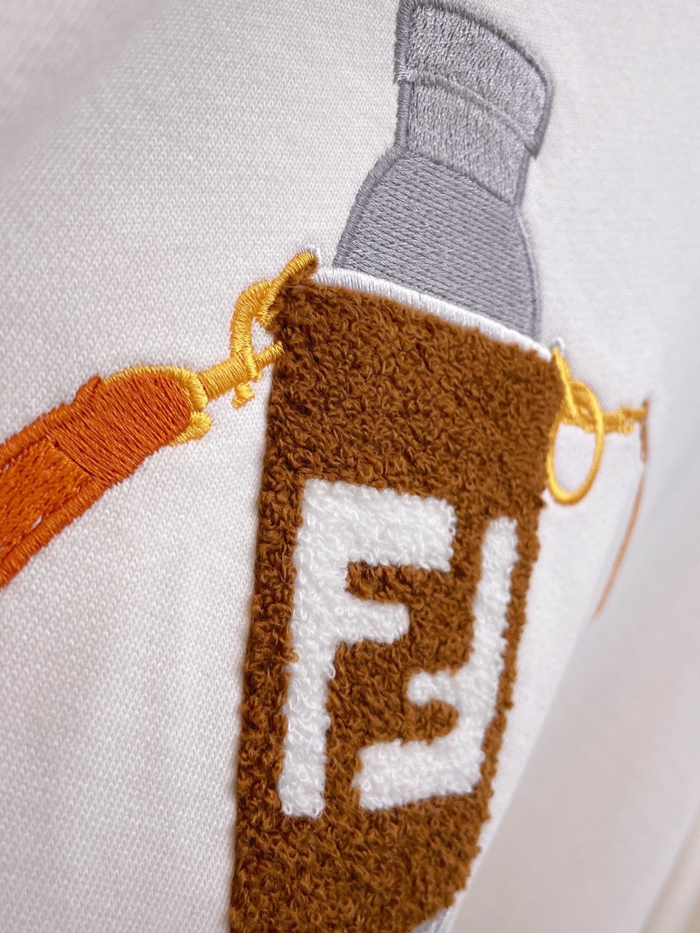 Pfen芬家23SS最新最顶级版本胸前水杯大毛巾字母双FF图案刺绣背带结合大毛巾精美工艺圆领卫衣最顶级的
