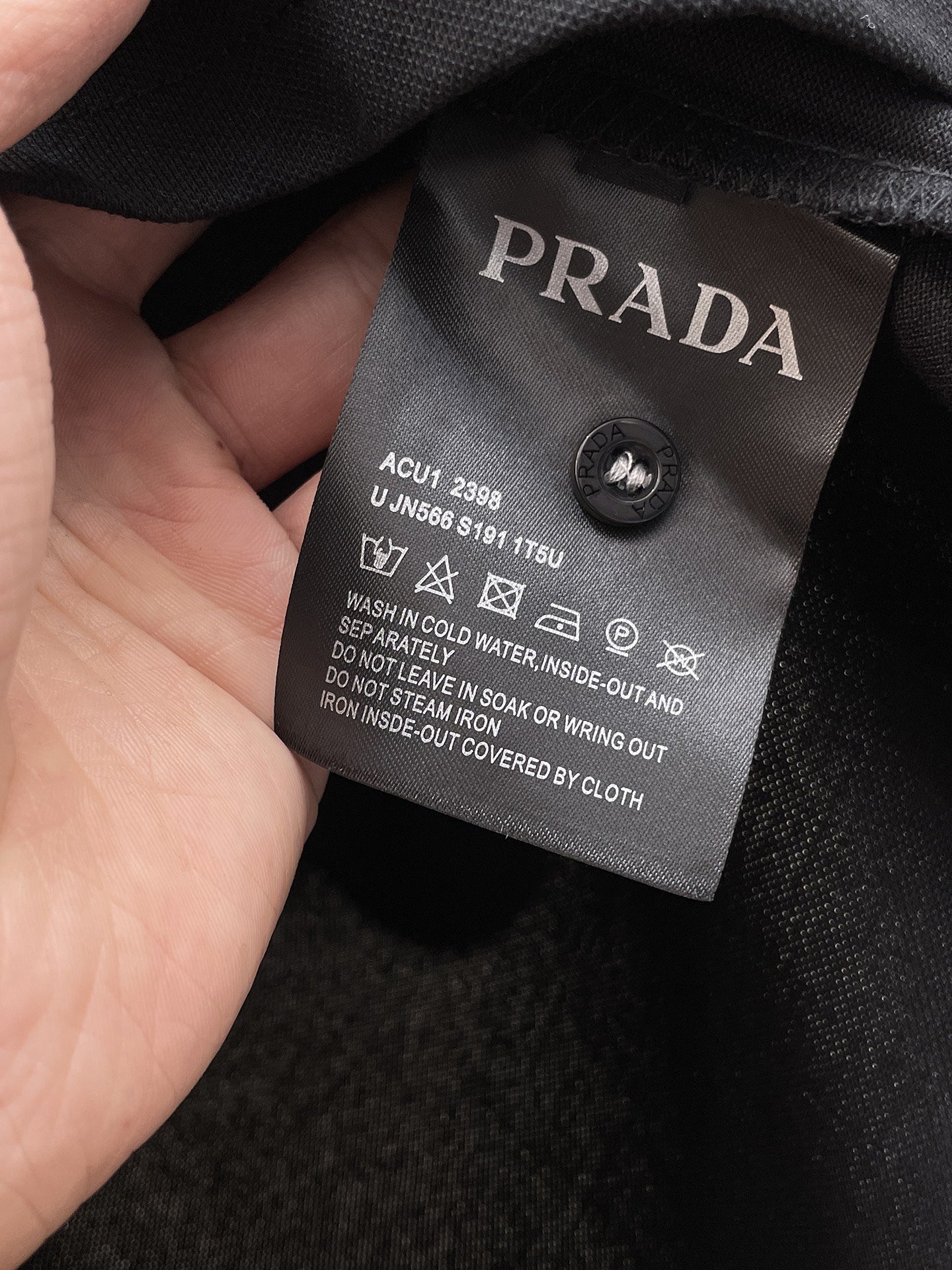 新品上市普拉达2024夏季新款休闲短袖翻领Polo口袋购置配色设计！都市时尚简单休闲版型原汁原味的代工厂