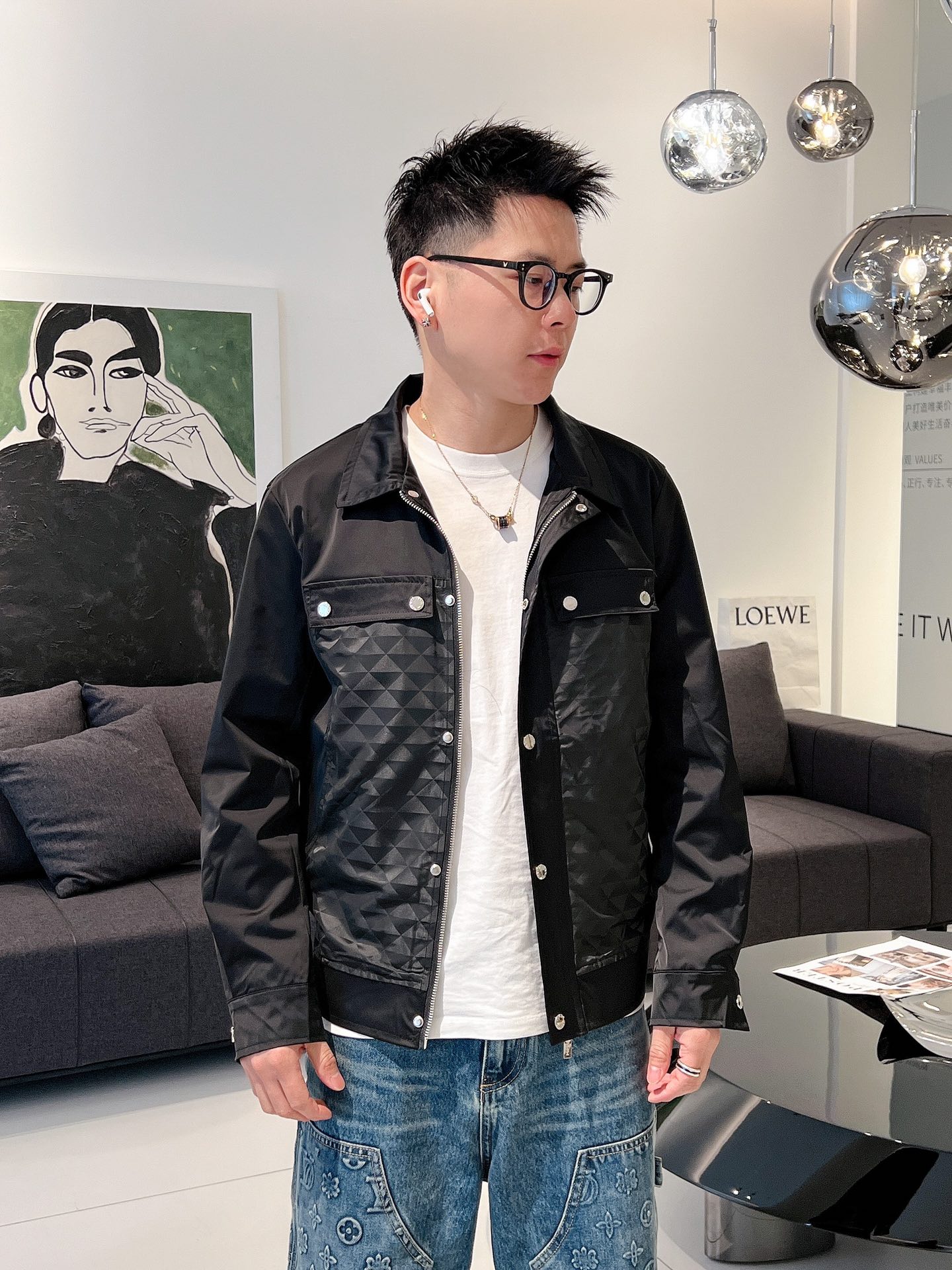 NO:139366,Prada's official website has the same style, complete three standards, and is available in advance. 2025ss Spring New Men's Jacket Jacket, double-sided original single three standards, high-end version, customized counter fabric, breathable and comfortable, impeccable details, brand element design concept, reflecting high quality. The feel is delicate and soft, presents casual cut, and the upper body style is superb. The number of sizes M~3XL, maximum wear 195 catties, prada, jackets & coats, jackets & coats, alexander wang19860909普拉达 官网同款,三标齐全,提前发售 2025ss开春新款男士夹克外套,双面穿原单三标齐全高端版本 专柜定制面料 透气舒适度高,细节无可挑剔,品牌元素设计理念,体现高品质.手感细腻柔软 呈现休闲裁剪,上身版型超赞 码数M～3XL,最大穿195斤,,prada,jackets & coats,jackets & coats,alexander wang,Men's clothing