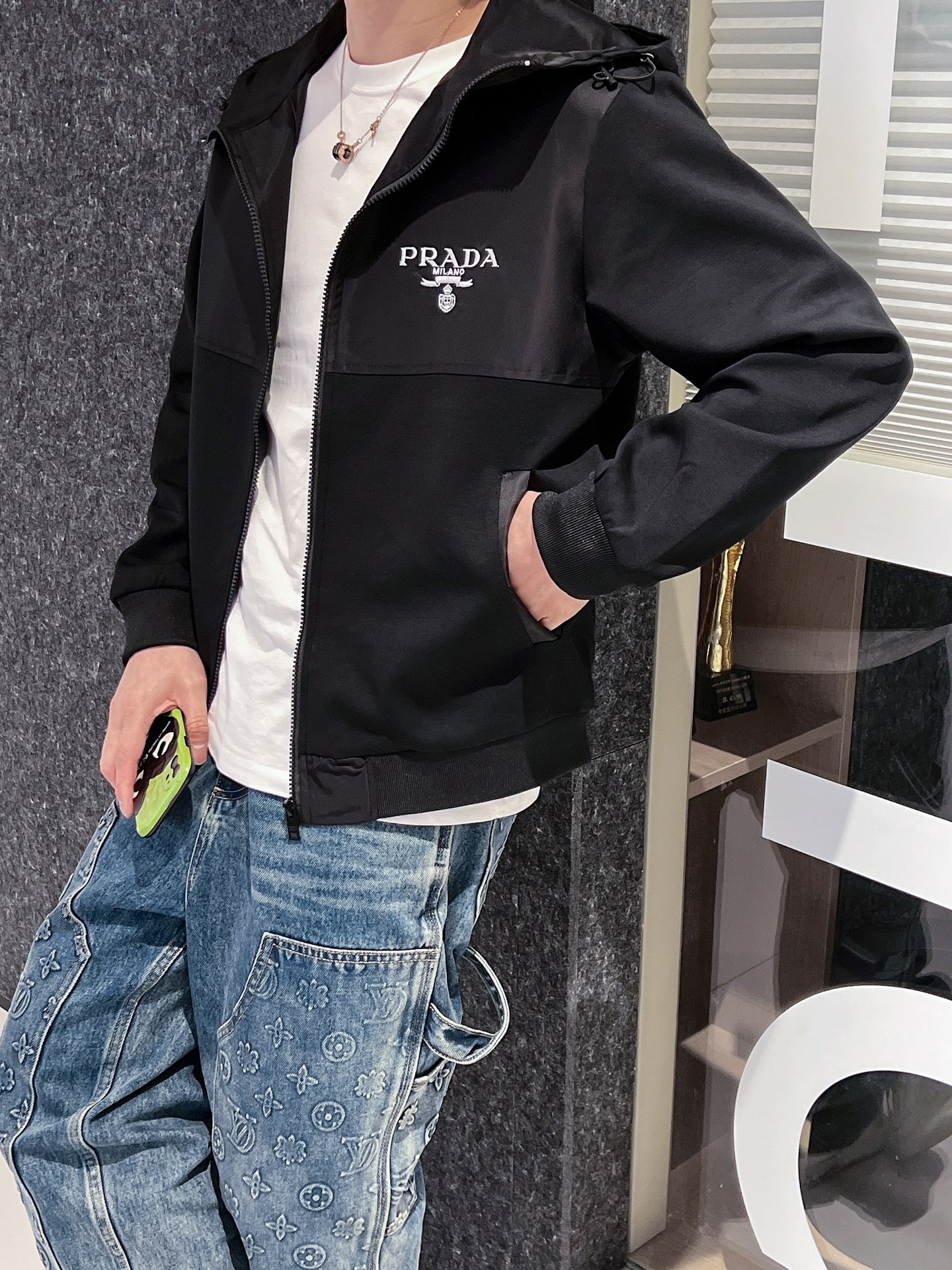 NO:139350,Prada's official website has the same style, complete three standards, and is available in advance. 2025ss Spring New Men's Jacket Jacket, double-sided original single three standards, high-end version, customized counter fabric, breathable and comfortable, impeccable details, brand element design concept, reflecting high quality. The feel is delicate and soft, presents casual cut, and the upper body style is superb. The number of sizes M~3XL, maximum wear 195 catties, prada, jackets & coats, jackets & coats, alexander wang19860909普拉达 官网同款,三标齐全,提前发售 2025ss开春新款男士夹克外套,双面穿原单三标齐全高端版本 专柜定制面料 透气舒适度高,细节无可挑剔,品牌元素设计理念,体现高品质.手感细腻柔软 呈现休闲裁剪,上身版型超赞 码数M～3XL,最大穿195斤,,prada,jackets & coats,jackets & coats,alexander wang,Men's clothing