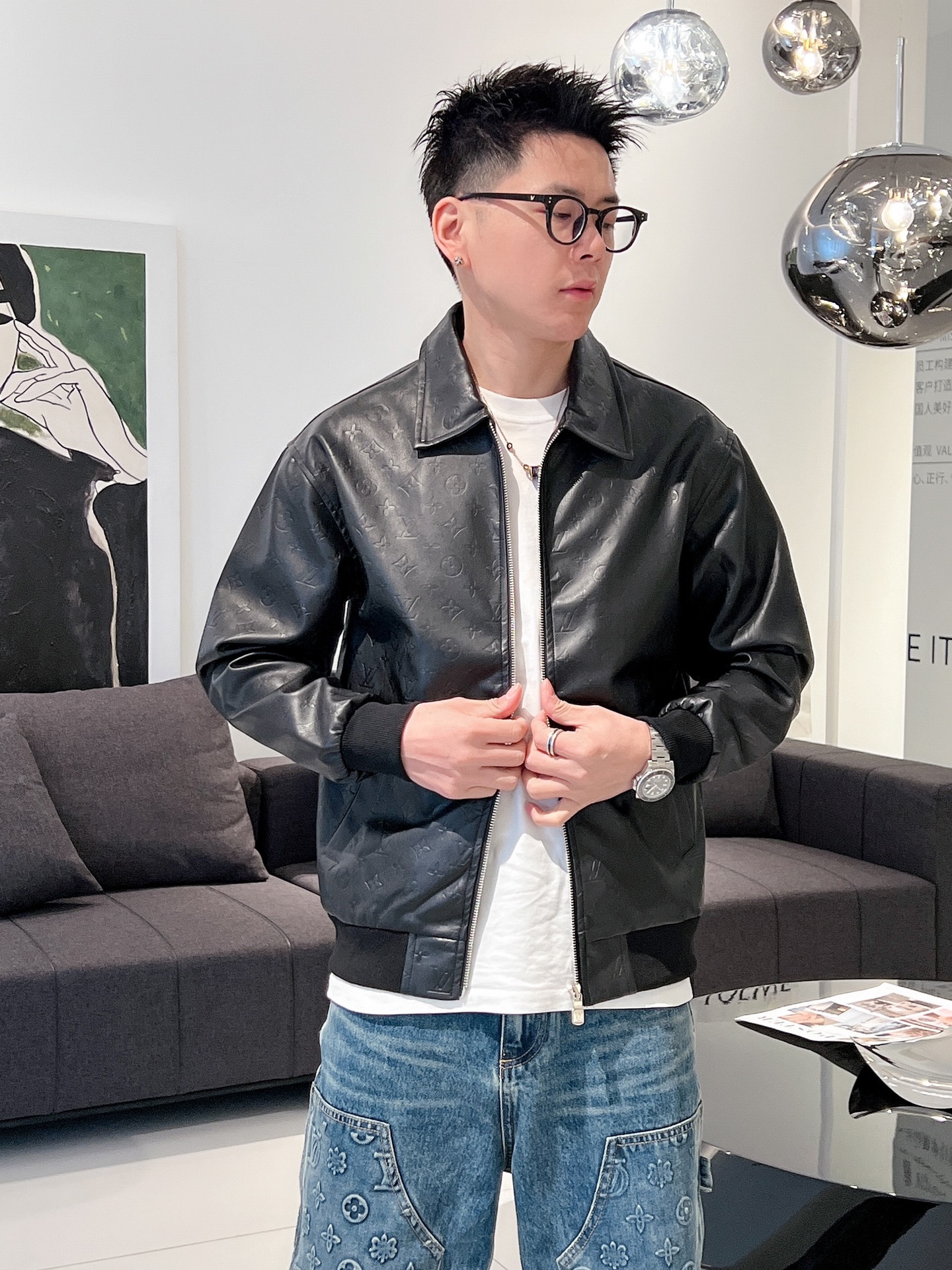 NO:139239,The same style on the official website of LV, complete with three standards. The new casual and fashionable jacket for the 2025 spring leather jacket counter uses imported Korean leather, with an avant-garde design style, delicate and comfortable, very light and not easy to wrinkle. Multiple craftsmanship The overall design is quite visual, the upper body is casual and stylish, with a certain degree of clarity, and it is definitely recommended to be at the most cutting-edge fashion temperament, which is a must-have for urban casualness. Size M-XXXL (175 140 catties wear L, maximum wear 200 catties),,louis vuitton, jackets & coats,leather jacket,alexander wang19860909LV 官网同款,三标齐全. 2025开春皮衣专柜新款休闲时尚夹克 采用韩国进口皮料, 超前卫设计风格 细腻舒适 穿着非常轻便不易起皱.多重重工艺 整体的设计颇具视觉感,上身休闲有型,有一定的挺括度,绝对走在时尚最尖端的气质感推荐,都市休闲必备.尺码 M-XXXL(175 140斤穿L 最大穿200斤),,louis vuitton,jackets & coats,leather jacket,alexander wang,Men's clothing