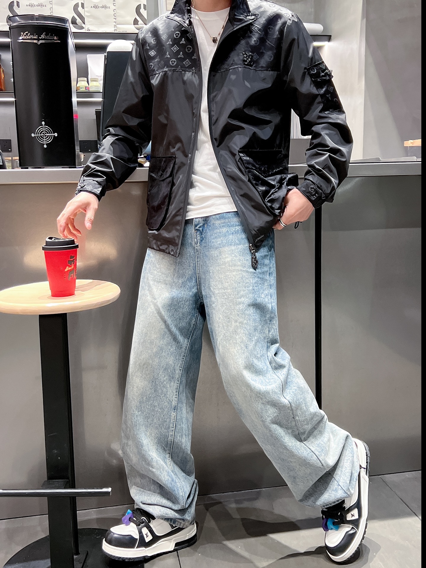 NO:139234,The same style on the official website of LV, complete three standards, and is released in advance. 2025ss Spring New Men's Jacket Jacket, double-sided original single three standards, high-end version, customized counter fabric, breathable and comfortable, impeccable details, brand element design concept, reflecting high quality. The feel is delicate and soft, presents casual cut, and the upper body style is superb. The number of sizes M~3XL, maximum wear 195 kilograms, louis vuitton, jackets & coats, jackets & coats, alexander wang19860909LV官网同款,三标齐全,提前发售 2025ss开春新款男士夹克外套,双面穿原单三标齐全高端版本 专柜定制面料 透气舒适度高,细节无可挑剔,品牌元素设计理念,体现高品质.手感细腻柔软 呈现休闲裁剪,上身版型超赞 码数M～3XL,最大穿195斤,,louis vuitton,jackets & coats,jackets & coats,alexander wang,Men's clothing