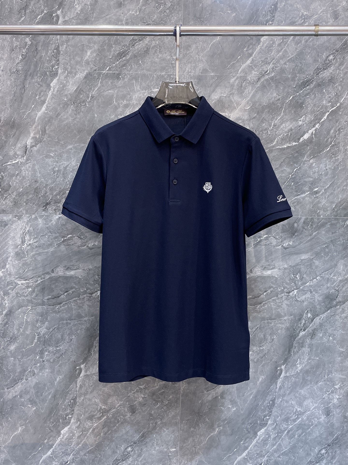 NO:427452,LP 1945ss summer new letter logo men's lapel Polo shirt!  Classic business men's style, high-end men's style at the ceiling level of business men's style!  Simple, fashionable and elegant, single-wearing inner wear is decent, quality control/detail control takes away, low-key, luxurious and connotative!  Customer-supplied fixed mesh flooring cotton cloth is carefully made, the surface of the fabric is evenly arranged and neatly arranged, with excellent breathability and heat dissipation and sweat resistance, and the comfort level of the upper body is completely better than that of ordinary single-sided sweat cloth tissue!  The classic brand LOGO logo on the chest is created with top-level craftsmanship. The LOGO has three-dimensional, clear and full texture, and is an extraordinary product in the classic field whether it is inner wear or single wear!  The exquisite cutting process, the processing of every detail is very standard and delicate, and it is comparable to that of ordinary LOW products on the market. Men must enter the basic versatile Polo shirts!  Multi-color Size M-4xl, loro piana, alexander wang19860909LP 1945ss夏季新款字母logo男士翻领Polo衫！经典商务男款,高端男装的天花板级别的商务男款！简约时尚大气不失优雅,单穿内搭体面过人,品质控/细节控的闭眼带走,低调又奢华有内涵！ 客供定织网眼珠地棉布精心制成,面料表面排列均匀整齐的网眼纹理,透气性和散热排汗性极佳,上身舒适程度完全优于普通单面汗布组织！胸前经典的品牌LOGO标识,采用顶级工艺打造,LOGO立体清晰饱满,质感非凡的特质,无论是内搭还是单穿都是一款经典领域的产品！精妙绝伦的裁剪工艺,每一个细节处理的非常标准细腻,非市面一般LOW货可以媲美的,男士必入基础百搭款Polo衫推荐！ 颜色多颜色 尺码M-4xl,,loro piana,alexander wang,Men's clothing