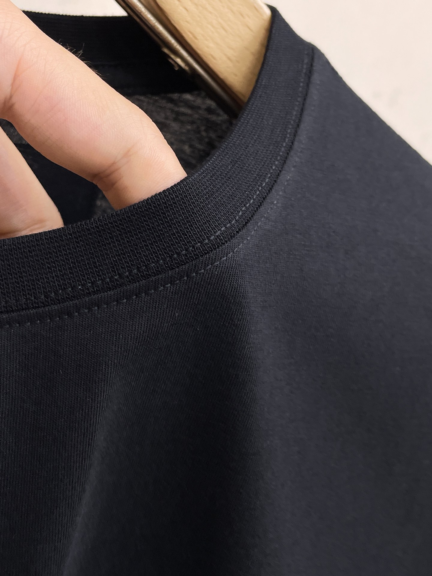 L牌*最新最顶级版本圆领短袖最顶级的品质.顶级制作工艺进口面料专柜款独特设计采用进口高端订制进口丝线手感