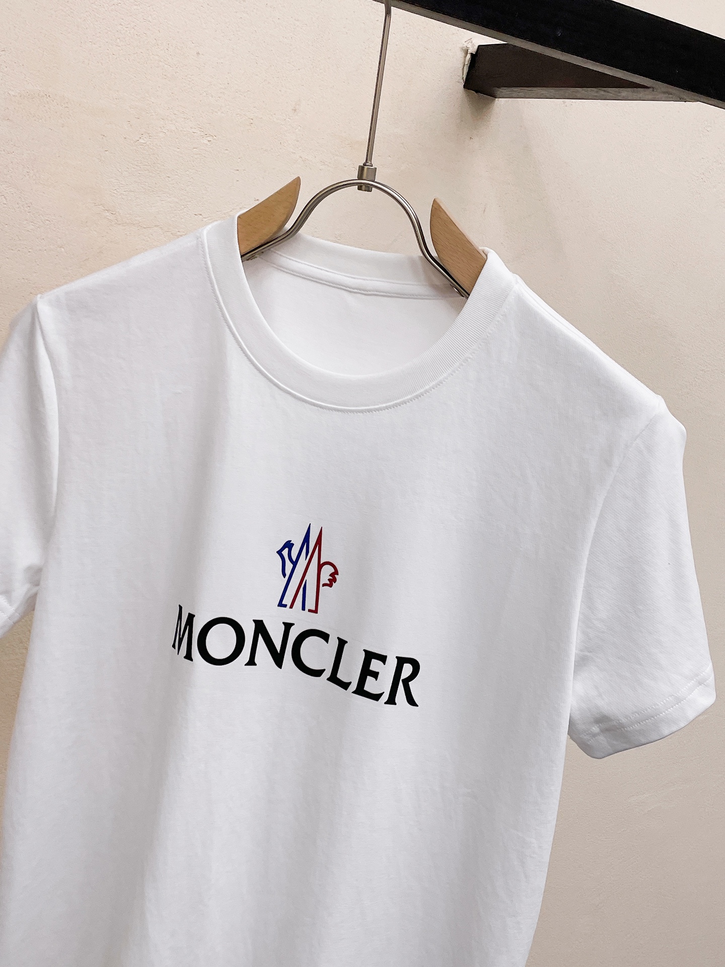 MO24最新款情侣款短袖T恤品牌新元素字母logo面料上身舒适透气不僵硬修身的剪裁采用定制面料.上身舒适