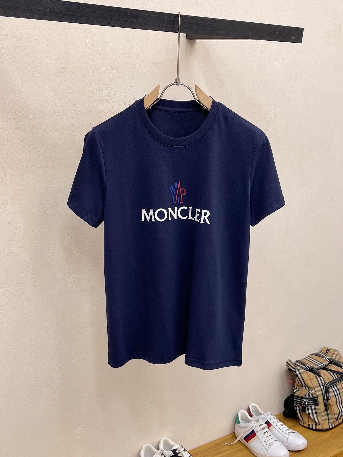 MO24最新款情侣款短袖T恤品牌新元素字母logo面料上身舒适透气不僵硬修身的剪裁采用定制面料.上身舒适