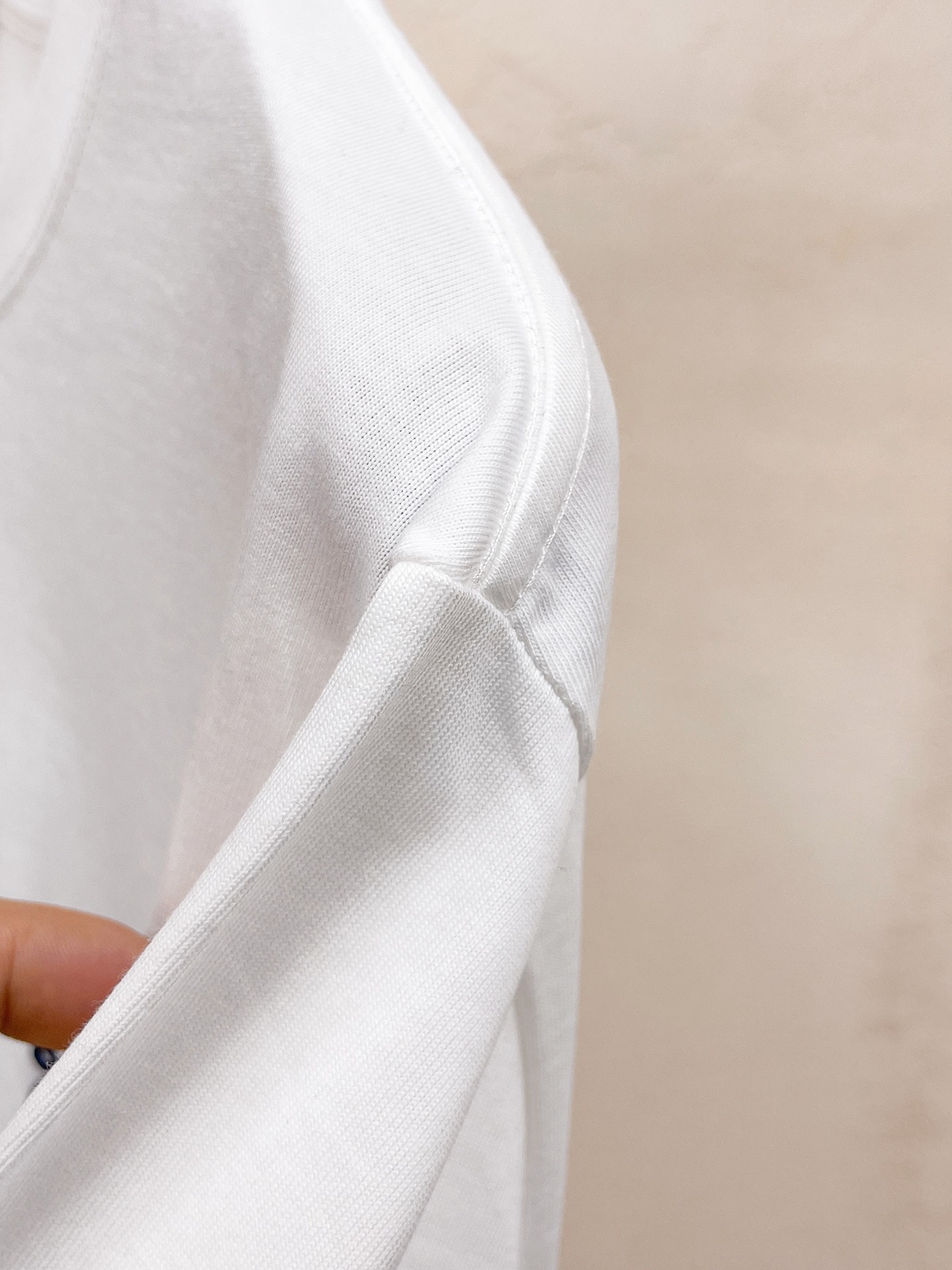 LE24年春夏新款圆领短袖精工拼色字母LOGO刺绣精致升级灵感源自八十年代复古原版面料官方同款短袖T恤定