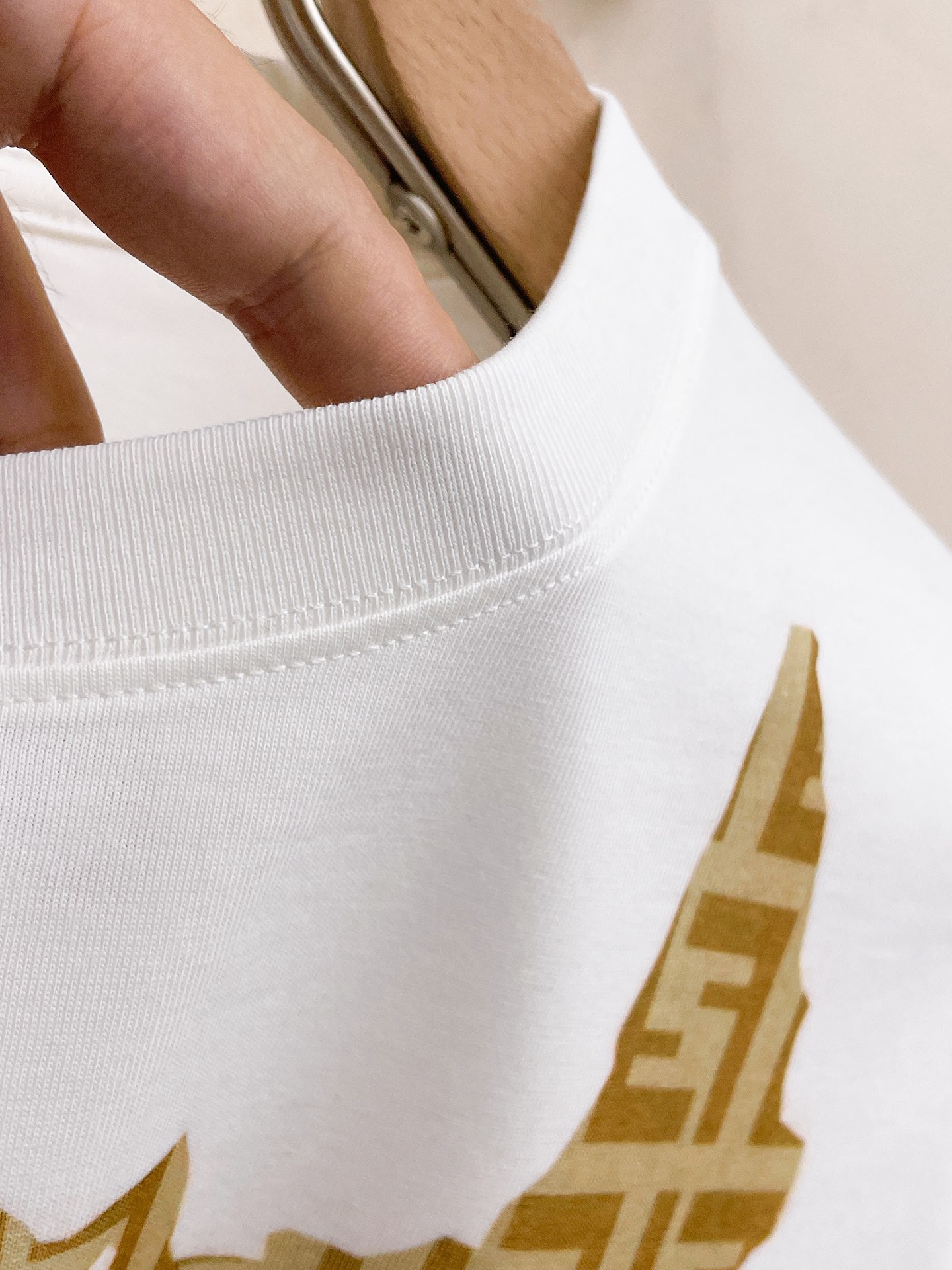 FE2024早春新款圆领T恤专柜同款原版定制最新的贸易订单短袖T恤全品相！！采用客供定制面料！！3D数码