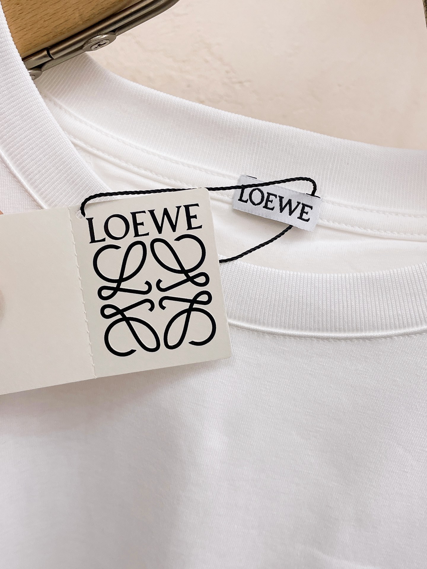 LOE2024ss新工艺logo纯棉质微阔版圆领男士短袖T恤新季新推系列将标识巧妙融入设计塑就一系列充满