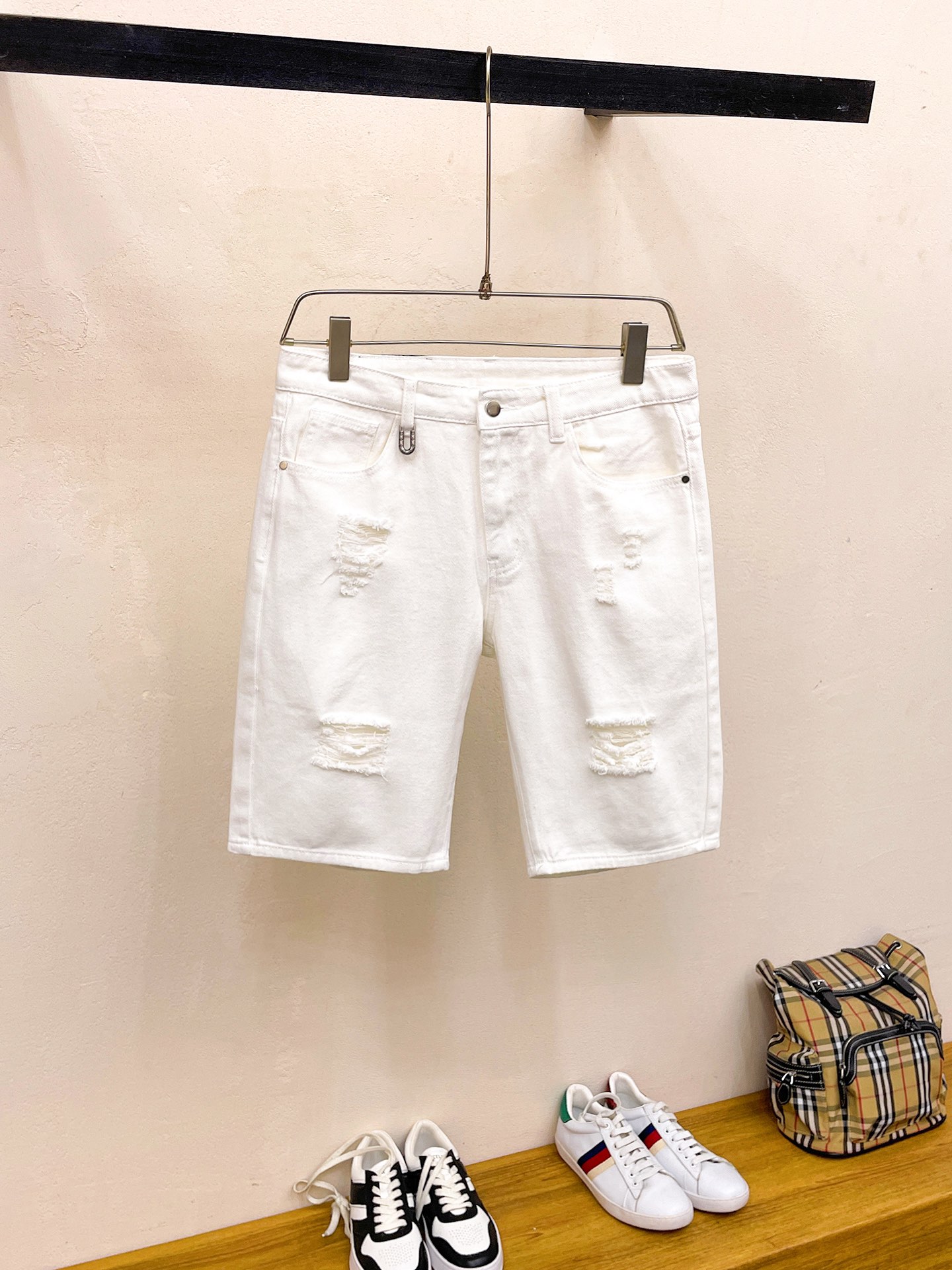 NO:153451,Lv 2025 European and American brand new models, classic and atmospheric tailoring design of denim shorts, micro-stretch pure cotton jeans, fashionable high-end products of excellent quality, and a must-have versatile item in summer. Number of numbers 29-38,,louis vuitton, shorts, jeans, alexander wang19860909Lv 2025欧美大牌新款,牛仔短裤经典大气的剪裁设计,微弹力纯棉牛仔裤、时尚高端产品质量超棒、夏季必备款百搭单品.码数29-38,,louis vuitton,shorts,jeans,alexander wang,Men's clothing