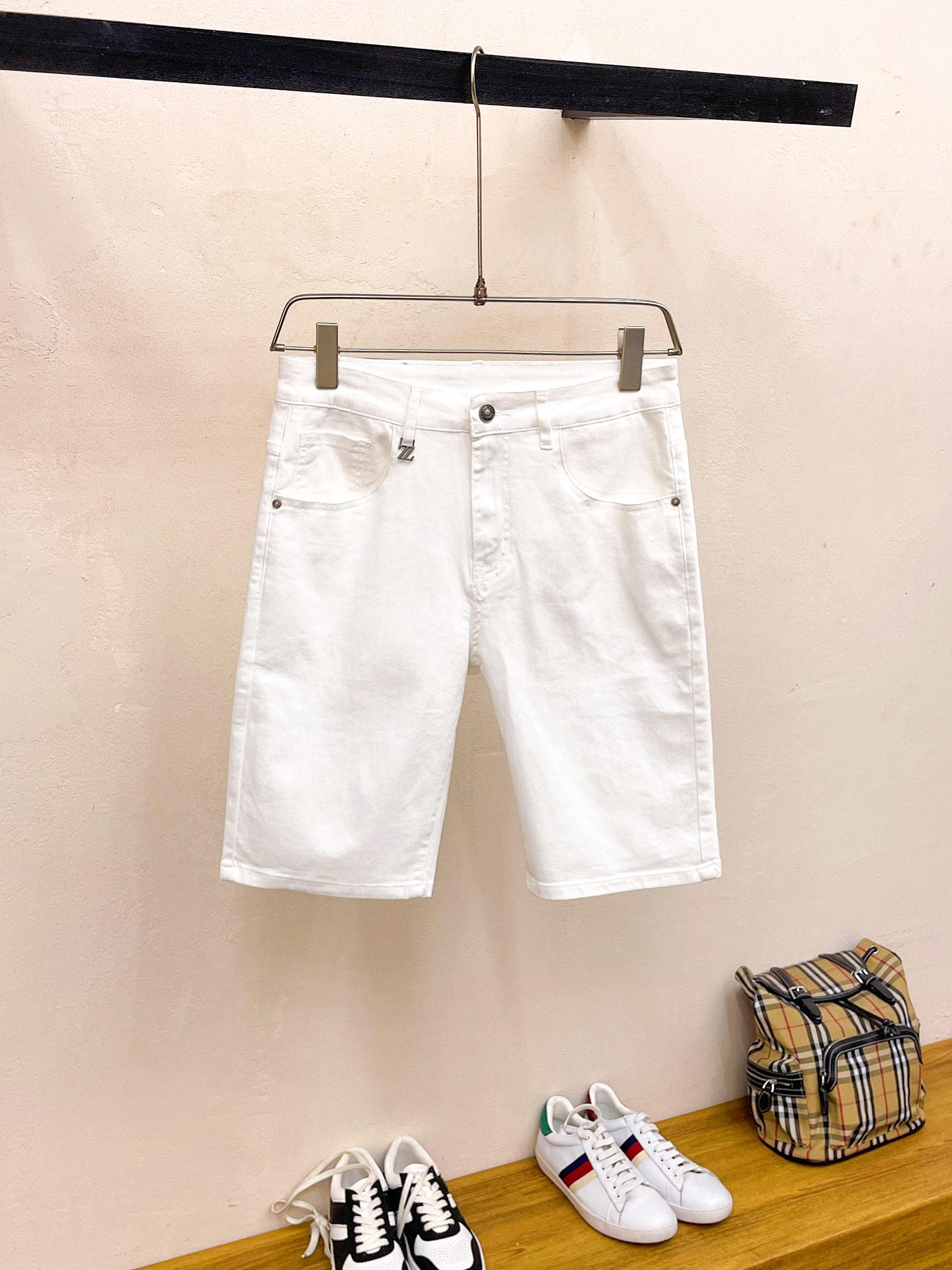 NO:153446,Jenia 2025 European and American brand new styles, classic and atmospheric tailoring design of denim shorts, micro-stretch pure cotton jeans, fashionable high-end products of excellent quality, and a must-have versatile item in summer. Number of codes 29-38, zegna, shorts, jeans, alexander wang19860909杰尼亚 2025欧美大牌新款,牛仔短裤经典大气的剪裁设计,微弹力纯棉牛仔裤、时尚高端产品质量超棒、夏季必备款百搭单品.码数29-38,,zegna,shorts,jeans,alexander wang,Men's clothing