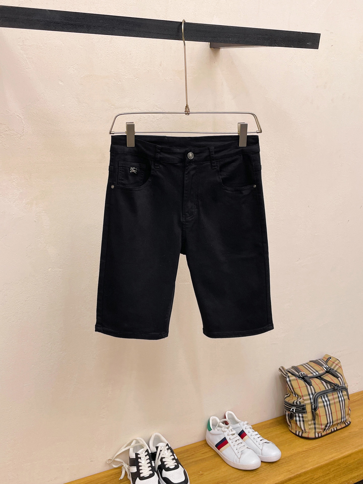 NO:153441,Burberry 2025 European and American brand new styles, classic and atmospheric tailoring design of denim shorts, micro-stretch pure cotton jeans, fashionable high-end products of excellent quality, and a must-have versatile item in summer. Number of codes 29-38, burberry, shorts, jeans, alexander wang19860909巴宝莉 2025欧美大牌新款,牛仔短裤经典大气的剪裁设计,微弹力纯棉牛仔裤、时尚高端产品质量超棒、夏季必备款百搭单品.码数29-38,,burberry,shorts,jeans,alexander wang,Men's clothing