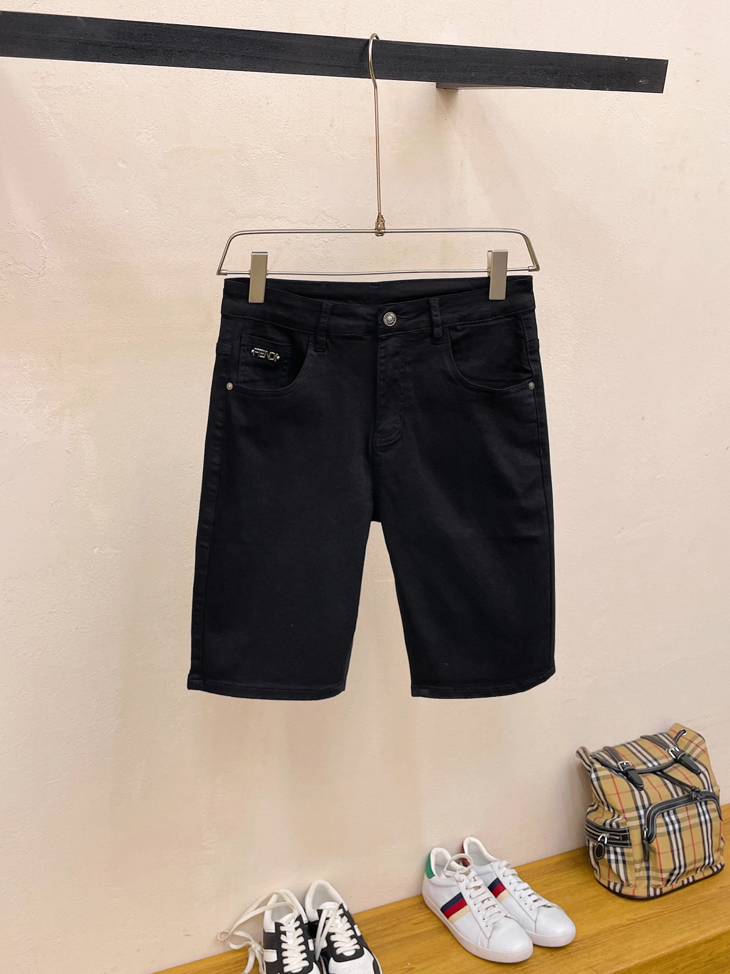 NO:153436,Fendi 2025 European and American brand new styles, classic and atmospheric tailoring design of denim shorts, micro-stretch pure cotton jeans, fashionable high-end products of excellent quality, and a must-have versatile item in summer. Number of codes 29-38,,fendi, shorts, jeans, alexander wang19860909芬迪 2025欧美大牌新款,牛仔短裤经典大气的剪裁设计,微弹力纯棉牛仔裤、时尚高端产品质量超棒、夏季必备款百搭单品.码数29-38,,fendi,shorts,jeans,alexander wang,Men's clothing