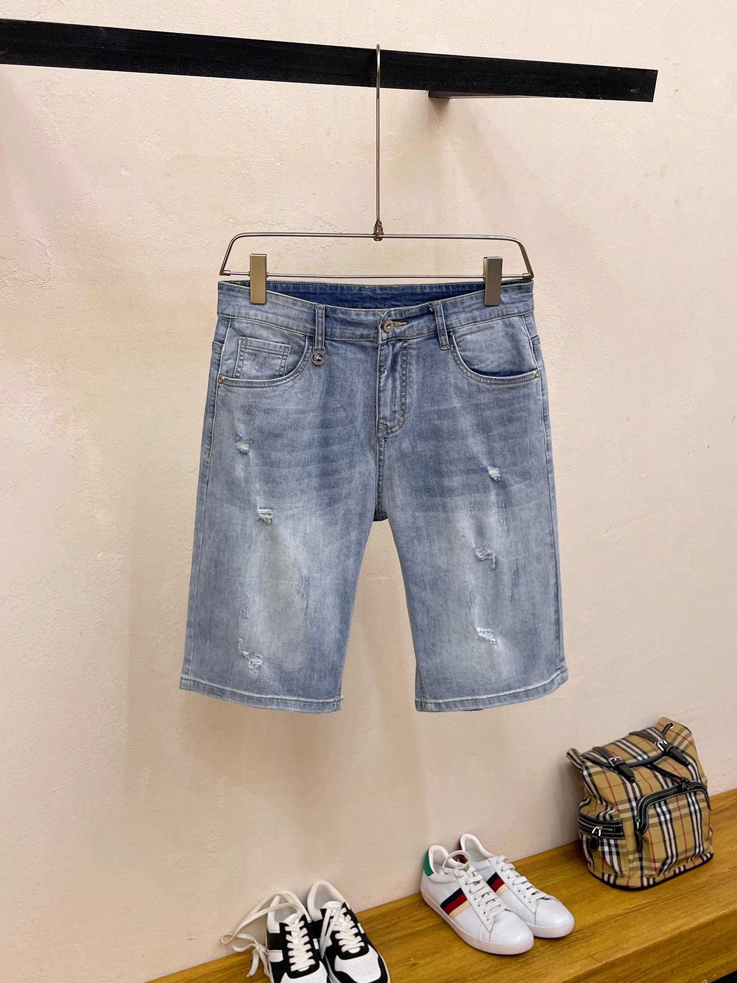 NO:153477,Burberry 2025 European and American brand new styles, classic and atmospheric tailoring design of denim shorts, micro-stretch pure cotton jeans, fashionable high-end products of excellent quality, and a must-have versatile item in summer. Number of codes 29-38, burberry, shorts, jeans, alexander wang19860909巴宝莉 2025欧美大牌新款,牛仔短裤经典大气的剪裁设计,微弹力纯棉牛仔裤、时尚高端产品质量超棒、夏季必备款百搭单品.码数29-38,,burberry,shorts,jeans,alexander wang,Men's clothing