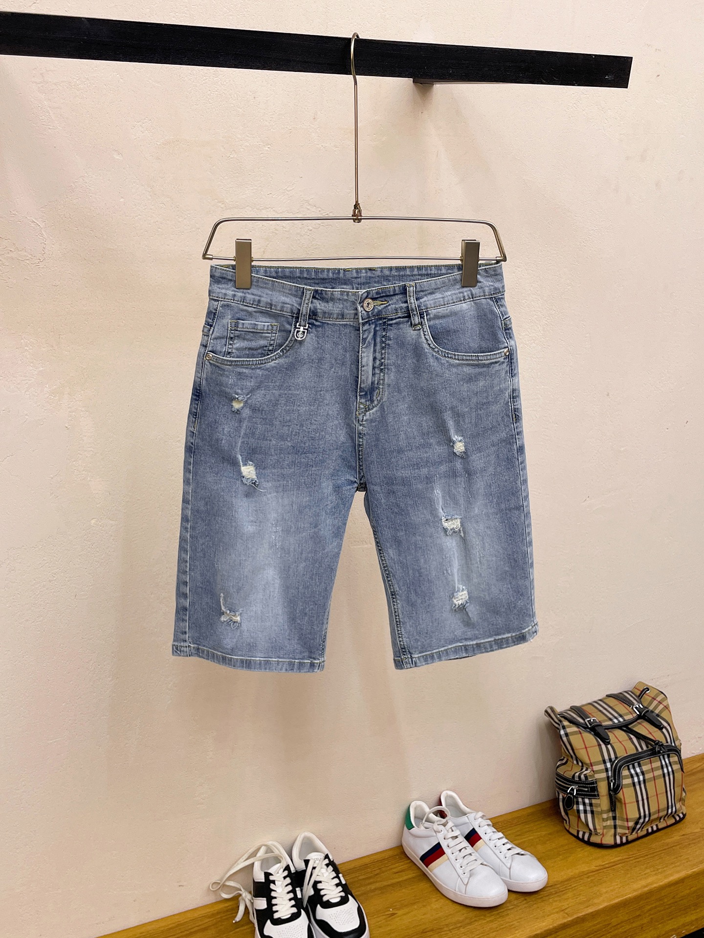 NO:153473,Gucci 2025 European and American brand new styles, classic and atmospheric tailoring design of denim shorts, micro-stretch pure cotton jeans, fashionable high-end products of excellent quality, and a must-have versatile item in summer. Number of codes 29-38, gucci, shorts, jeans, alexander wang19860909古驰 2025欧美大牌新款,牛仔短裤经典大气的剪裁设计,微弹力纯棉牛仔裤、时尚高端产品质量超棒、夏季必备款百搭单品.码数29-38,,gucci,shorts,jeans,alexander wang,Men's clothing