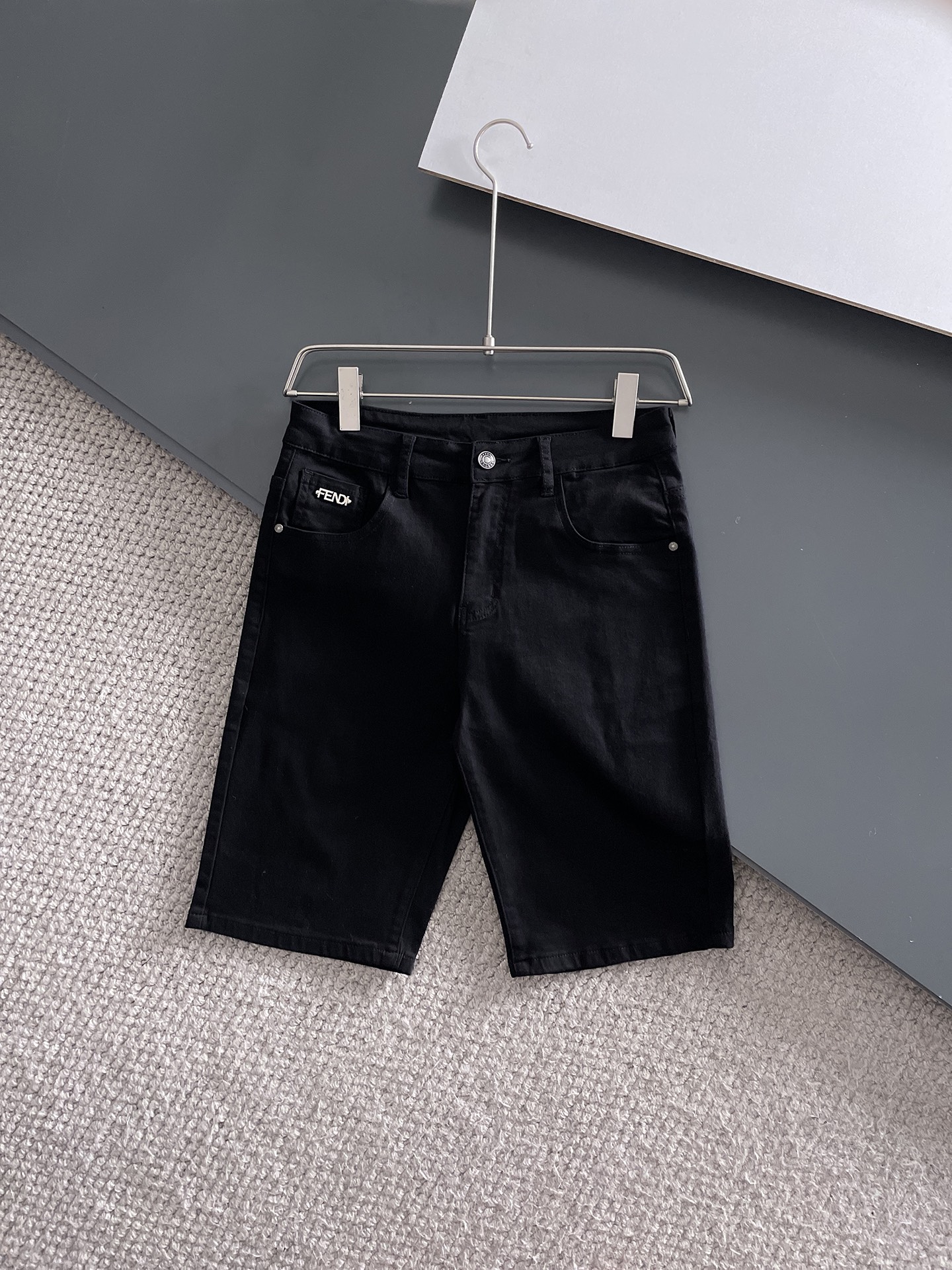 NO:161368,Fendi 2025 European and American brand new styles, classic and atmospheric tailoring design of denim shorts, micro-stretch pure cotton jeans, fashionable high-end products of excellent quality, and a must-have versatile item in summer. Number of codes 29-38,,fendi, shorts, jeans, alexander wang19860909芬迪 2025欧美大牌新款,牛仔短裤经典大气的剪裁设计,微弹力纯棉牛仔裤、时尚高端产品质量超棒、夏季必备款百搭单品.码数29-38,,fendi,shorts,jeans,alexander wang,Men's clothing