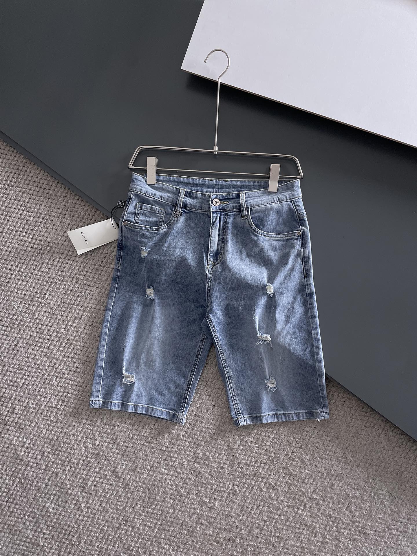 NO:161369,Gucci 2025 European and American brand new styles, classic and atmospheric tailoring design of denim shorts, micro-stretch pure cotton jeans, fashionable high-end products of excellent quality, and a must-have versatile item in summer. Number of codes 29-38, gucci, shorts, jeans, alexander wang19860909古驰 2025欧美大牌新款,牛仔短裤经典大气的剪裁设计,微弹力纯棉牛仔裤、时尚高端产品质量超棒、夏季必备款百搭单品.码数29-38,,gucci,shorts,jeans,alexander wang,Men's clothing