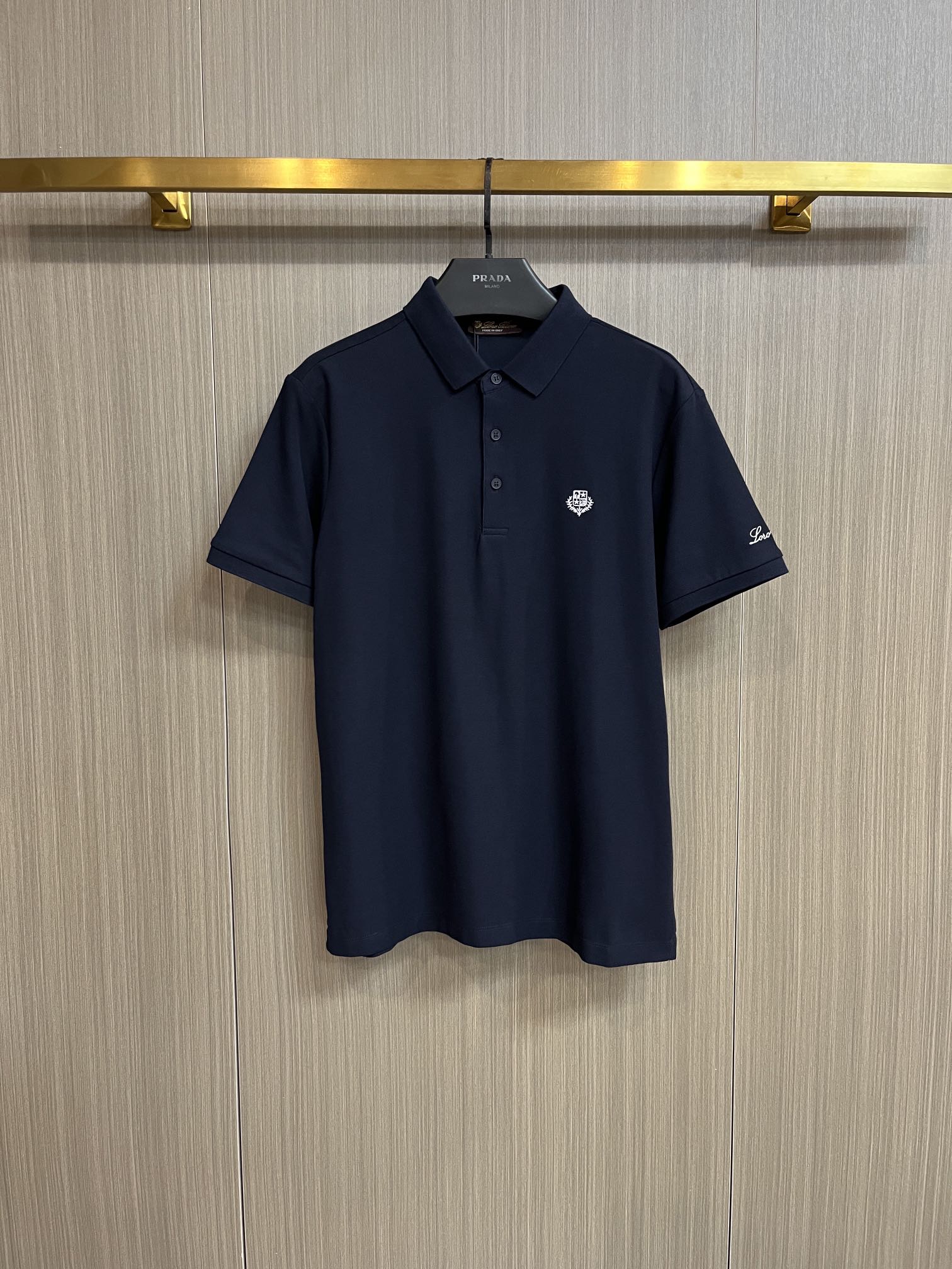 NO:428758,New products are on the market Lp 2025ss summer new letter logo men's lapel Polo shirt!  Classic business men's style, high-end men's style at the ceiling level of business men's style!  Simple, fashionable and elegant, single-wearing inner wear is decent, quality control/detail control takes away, low-key, luxurious and connotative!  Customer-supplied fixed mesh flooring cotton cloth is carefully made, the surface of the fabric is evenly arranged and neatly arranged, with excellent breathability and heat dissipation and sweat resistance, and the comfort level of the upper body is completely better than that of ordinary single-sided sweat cloth tissue!  The classic brand LOGO logo on the chest is created with top-level craftsmanship. The LOGO has three-dimensional, clear and full texture, and is an extraordinary product in the classic field whether it is inner wear or single wear!  The exquisite cutting process, the processing of every detail is very standard and delicate, and it is comparable to that of ordinary LOW products on the market. Men must enter the basic versatile Polo shirts!  Multi-color Size M-4xl, loro piana, alexander wang19860909新品上市 Lp 2025ss夏季新款字母logo男士翻领Polo衫！经典商务男款,高端男装的天花板级别的商务男款！简约时尚大气不失优雅,单穿内搭体面过人,品质控/细节控的闭眼带走,低调又奢华有内涵！ 客供定织网眼珠地棉布精心制成,面料表面排列均匀整齐的网眼纹理,透气性和散热排汗性极佳,上身舒适程度完全优于普通单面汗布组织！胸前经典的品牌LOGO标识,采用顶级工艺打造,LOGO立体清晰饱满,质感非凡的特质,无论是内搭还是单穿都是一款经典领域的产品！精妙绝伦的裁剪工艺,每一个细节处理的非常标准细腻,非市面一般LOW货可以媲美的,男士必入基础百搭款Polo衫推荐！ 颜色多颜色 尺码M-4xl,,loro piana,alexander wang,Men's clothing