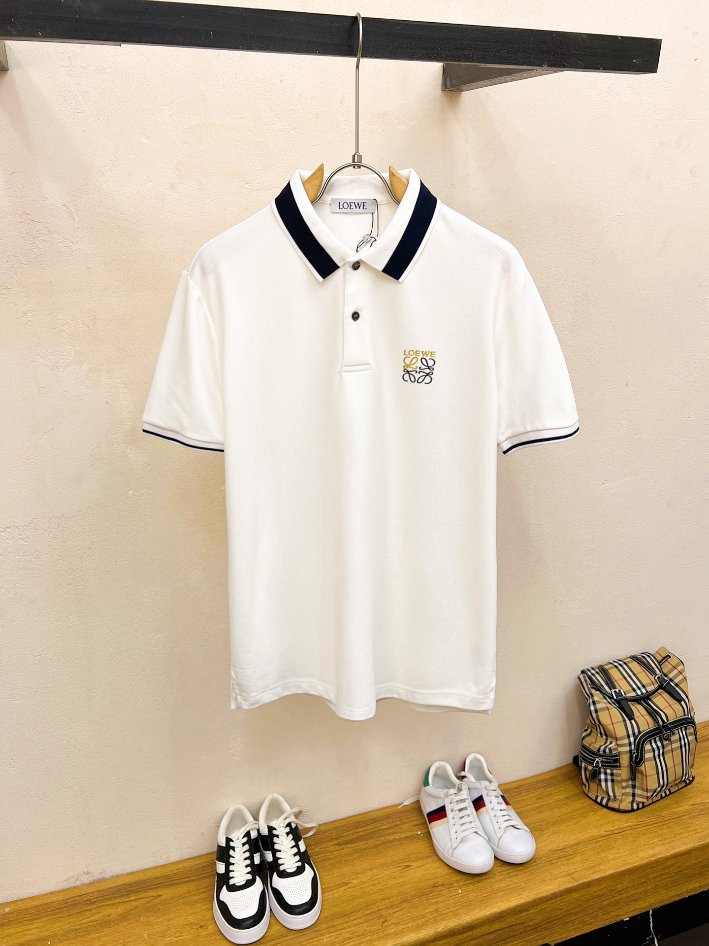 NO:468717,Luo Yiwei 25ss spring and summer new lapel polo. Selected Tianshi cotton and tribute satin cotton, comfortable and delicate, bringing excellent skin-friendly feel, while absorbing moisture and breathable, making it easy to handle. The seiko threaded neckline is woven to modify the body shape and is less likely to deform, and the details reflect exquisite craftsmanship!  Code number M-3XL, loewe, alexander wang19860909罗意威25ss春夏新款翻领polo.精选天丝棉贡缎棉料,舒适细腻带来极佳的亲肤感,同时吸湿透气,方便打理.精工螺纹现织领口,修饰身形同时更不易变形,细节处体现精致工艺！码数M-3XL,,loewe,alexander wang,Men's clothing