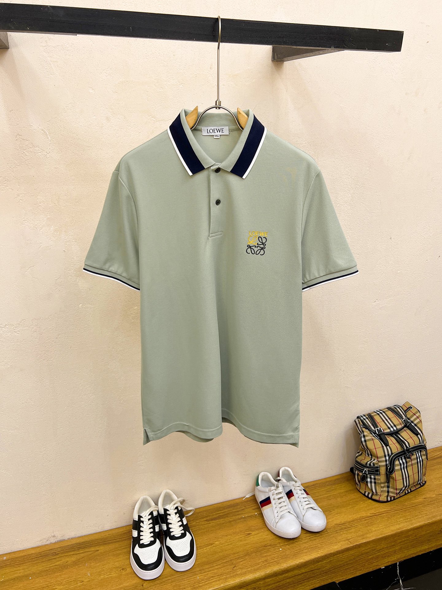 NO:849742,Luo Yiwei 25ss spring and summer new lapel polo. Selected Tencel cotton sateen cotton material, comfortable and delicate, brings excellent skin-friendly feeling, moisture-absorbent and breathable, easy to take care of. Seiko thread woven collar, modify the body shape and not easy to deform, and exquisite craftsmanship is reflected in the details!  Size M-3XL,,loewe,19860909罗意威25ss春夏新款翻领polo.精选天丝棉贡缎棉料,舒适细腻带来极佳的亲肤感,同时吸湿透气,方便打理.精工螺纹现织领口,修饰身形同时更不易变形,细节处体现精致工艺！码数M-3XL,,loewe,,Men's clothing