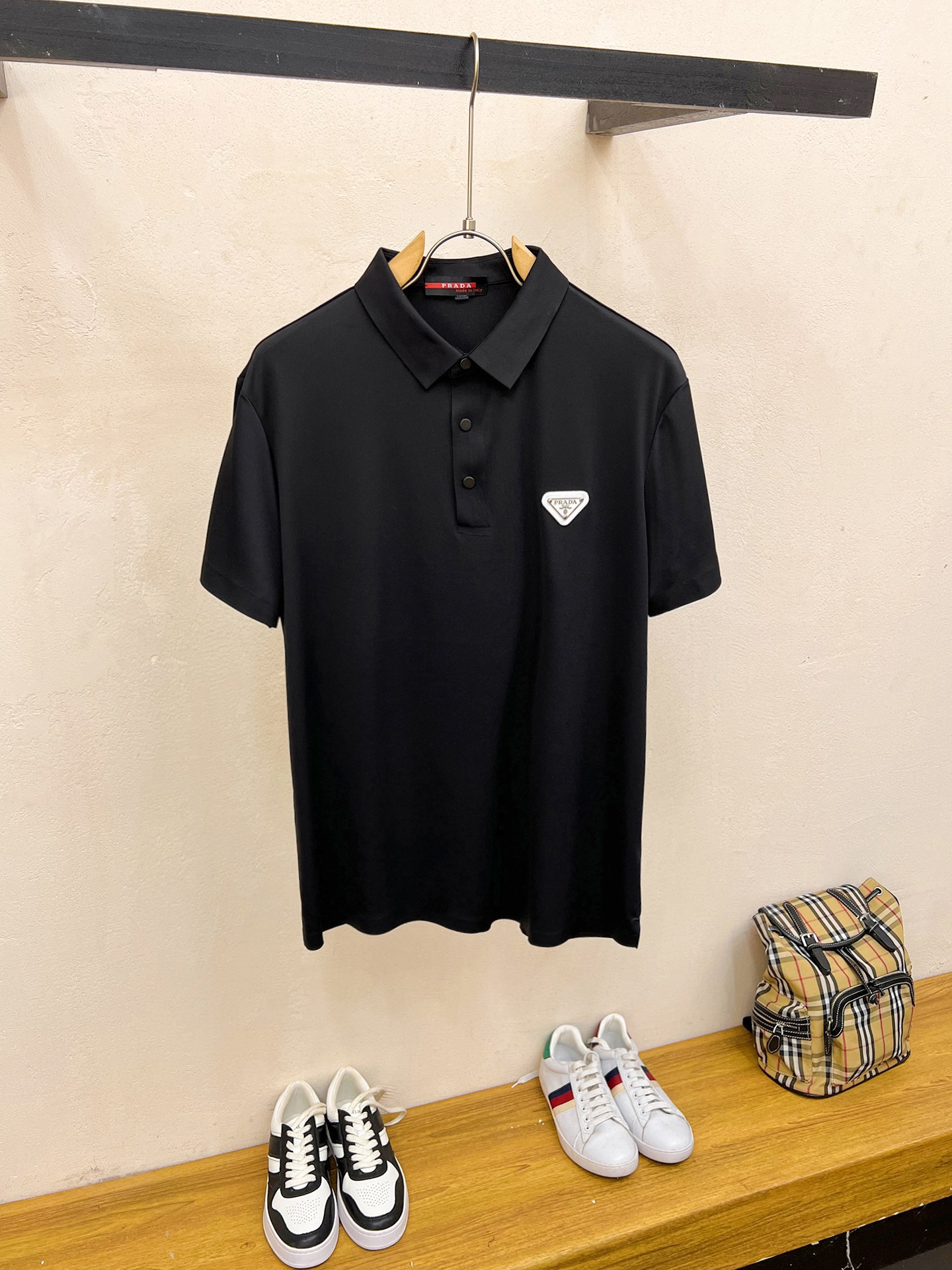 NO:849739,Prada 25ss spring and summer new lapel polo. Selected Tencel cotton sateen cotton material, comfortable and delicate, brings excellent skin-friendly feeling, moisture-absorbent and breathable, easy to take care of. Seiko thread woven collar, modify the body shape and not easy to deform, and exquisite craftsmanship is reflected in the details!  Size M-3XL,,prada,19860909普拉达25ss春夏新款翻领polo.精选天丝棉贡缎棉料,舒适细腻带来极佳的亲肤感,同时吸湿透气,方便打理.精工螺纹现织领口,修饰身形同时更不易变形,细节处体现精致工艺！码数M-3XL,,prada,,Men's clothing