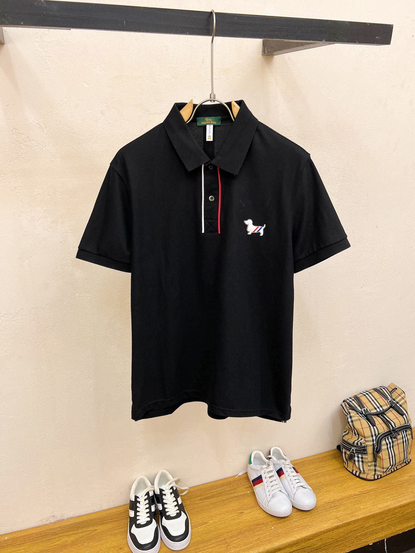 NO:849737,TB Tom Brown 25ss spring and summer new lapel polo. Selected Tencel cotton sateen cotton material, comfortable and delicate, brings excellent skin-friendly feeling, moisture-absorbent and breathable, easy to take care of. Seiko thread woven collar, modify the body shape and not easy to deform, and exquisite craftsmanship is reflected in the details!  Size M-3XL,,thom browne,19860909TB汤姆布朗25ss春夏新款翻领polo.精选天丝棉贡缎棉料,舒适细腻带来极佳的亲肤感,同时吸湿透气,方便打理.精工螺纹现织领口,修饰身形同时更不易变形,细节处体现精致工艺！码数M-3XL,,thom browne,,Men's clothing