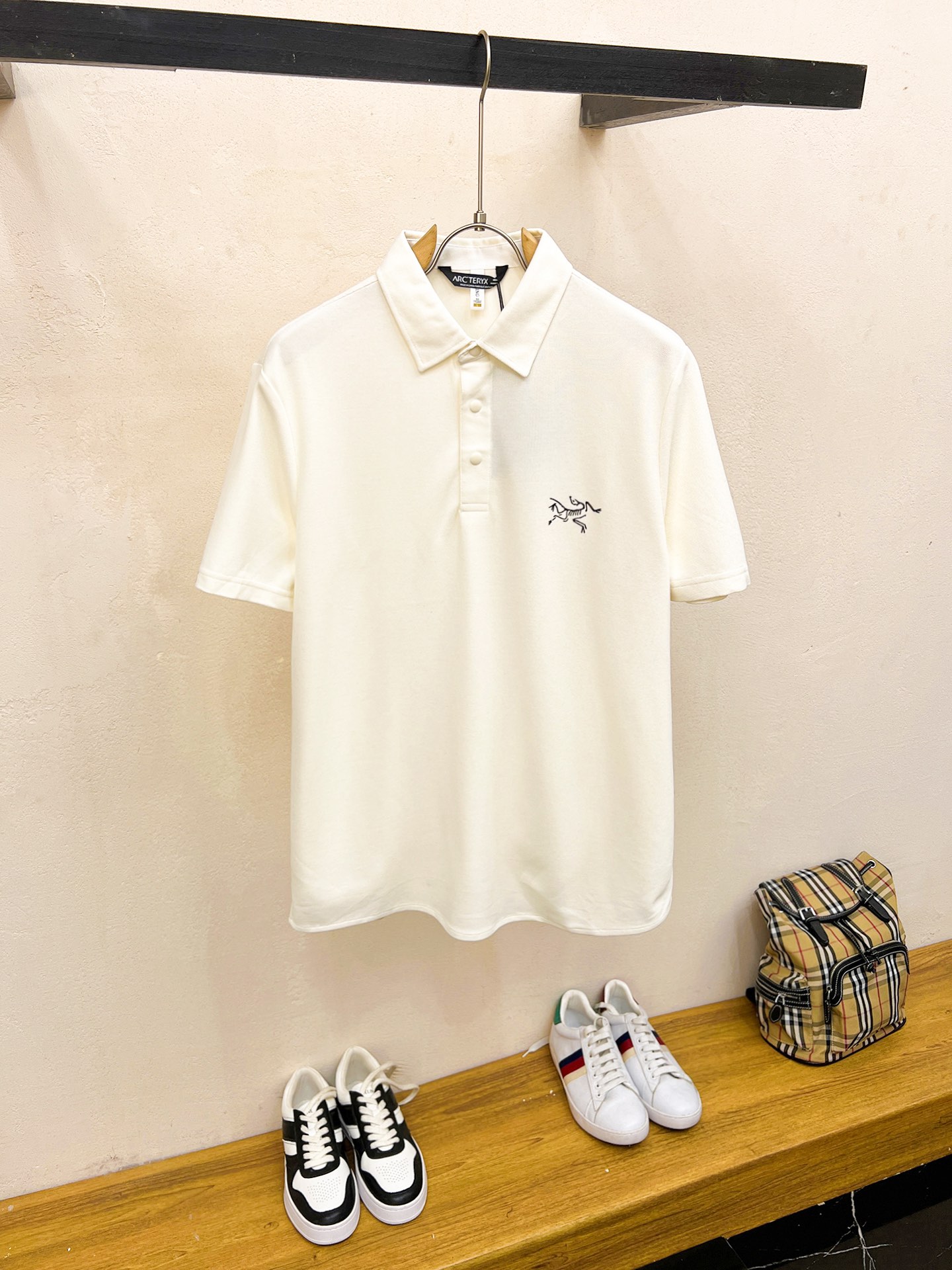 NO:849740,Arc'teryx 25ss spring and summer new lapel polo. Selected Tencel cotton sateen cotton material, comfortable and delicate, bringing excellent skin-friendly feeling, moisture-absorbent and breathable, easy to take care of. Seiko thread woven collar, modify the body shape while being less likely to deform, and exquisite craftsmanship is reflected in the details!  Size M-3XL,arc'teryx,19860909始祖鸟25ss春夏新款翻领polo.精选天丝棉贡缎棉料,舒适细腻带来极佳的亲肤感,同时吸湿透气,方便打理.精工螺纹现织领口,修饰身形同时更不易变形,细节处体现精致工艺！码数M-3XL,arc'teryx,,Men's clothing