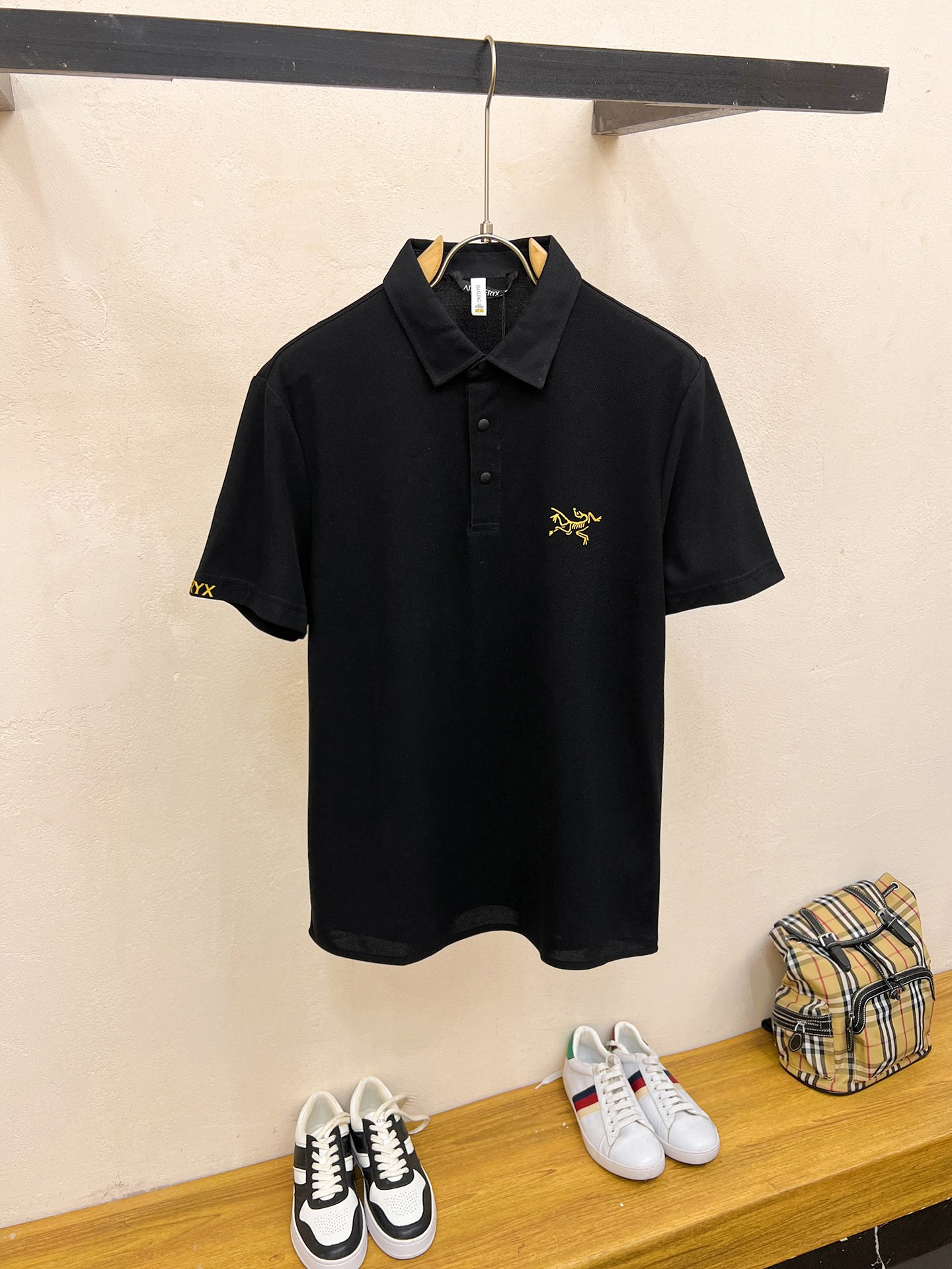 NO:835643,Arc'teryx 25ss spring and summer new lapel polo. Selected Tencel cotton sateen cotton material, comfortable and delicate, bringing excellent skin-friendly feeling, moisture-absorbent and breathable, easy to take care of. Seiko thread woven collar, modify the body shape while being less likely to deform, and exquisite craftsmanship is reflected in the details!  Size M-3XL,arc'teryx,19860909始祖鸟25ss春夏新款翻领polo.精选天丝棉贡缎棉料,舒适细腻带来极佳的亲肤感,同时吸湿透气,方便打理.精工螺纹现织领口,修饰身形同时更不易变形,细节处体现精致工艺！码数M-3XL,arc'teryx,,Men's clothing