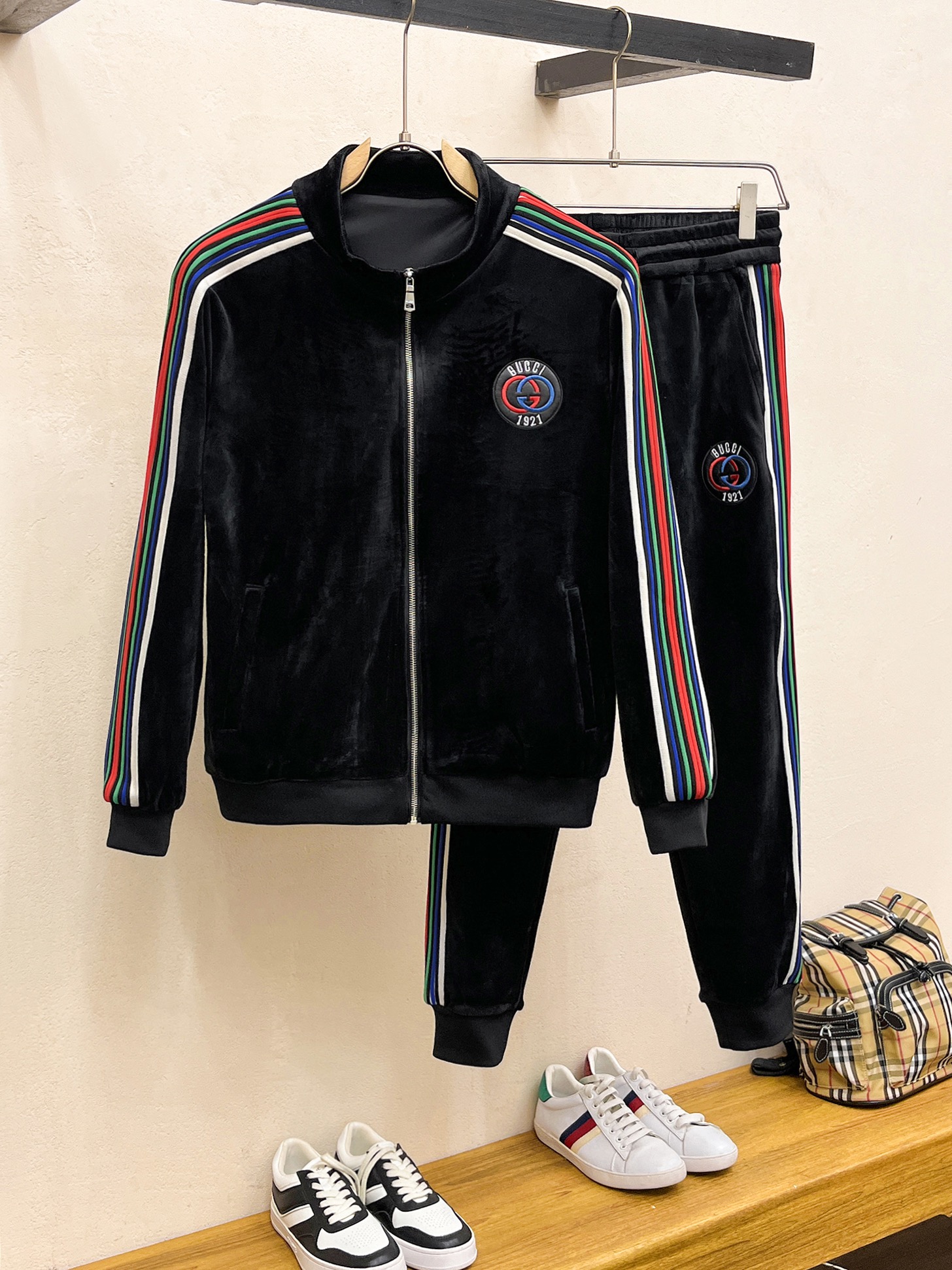 NO:510892,Guqi* top gold velvet suit style 2025 autumn and winter style top imported private goods, perfect inside, comfortable upper body, no thorny feeling, high-end custom imported fabric arrangement craft zipper cardigan suit, the counter style is fashionable and luxurious, the quality is unquestionable, the upper body effect is super luxurious official website same style, style counter size M-xxxl,,alexander wang19860909古奇*顶级金丝绒套装版型 2025秋冬款顶级进口私货,内里完美包边,上身舒服 无刺感 高端定制进口面料 排列工艺拉链开衫套装,专柜款时尚不失奢华 品质毋庸置疑 上身效果超赞奢华官网同款 款式专柜尺码M-xxxl,,alexander wang,Men's clothing