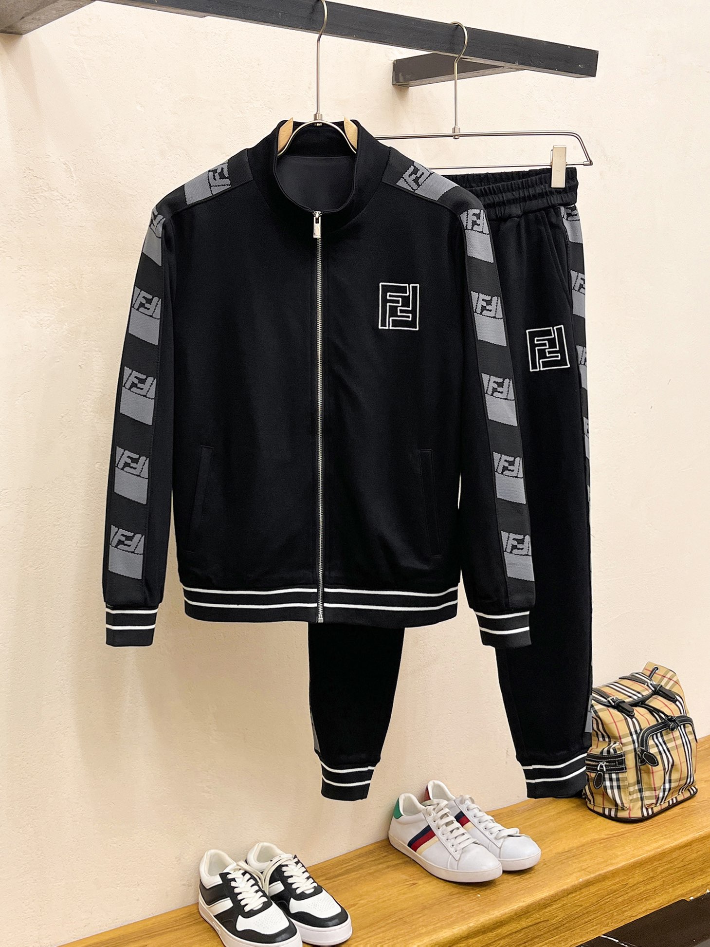 NO:510908,Fendi* top set style 2025 autumn and winter style top imported private goods, perfect inside, comfortable upper body, no thorny feeling, high-end custom imported fabric, arrangement craft zipper cardigan set, the counter style is fashionable and luxurious, the quality is unquestionable, the upper body effect is super luxurious official website same style, style counter size M-xxxl,,fendi,alexander wang19860909芬迪*顶级套装版型 2025秋冬款顶级进口私货,内里完美包边,上身舒服 无刺感 高端定制进口面料 排列工艺拉链开衫套装,专柜款时尚不失奢华 品质毋庸置疑 上身效果超赞奢华官网同款 款式专柜尺码M-xxxl,,fendi,alexander wang,Men's clothing