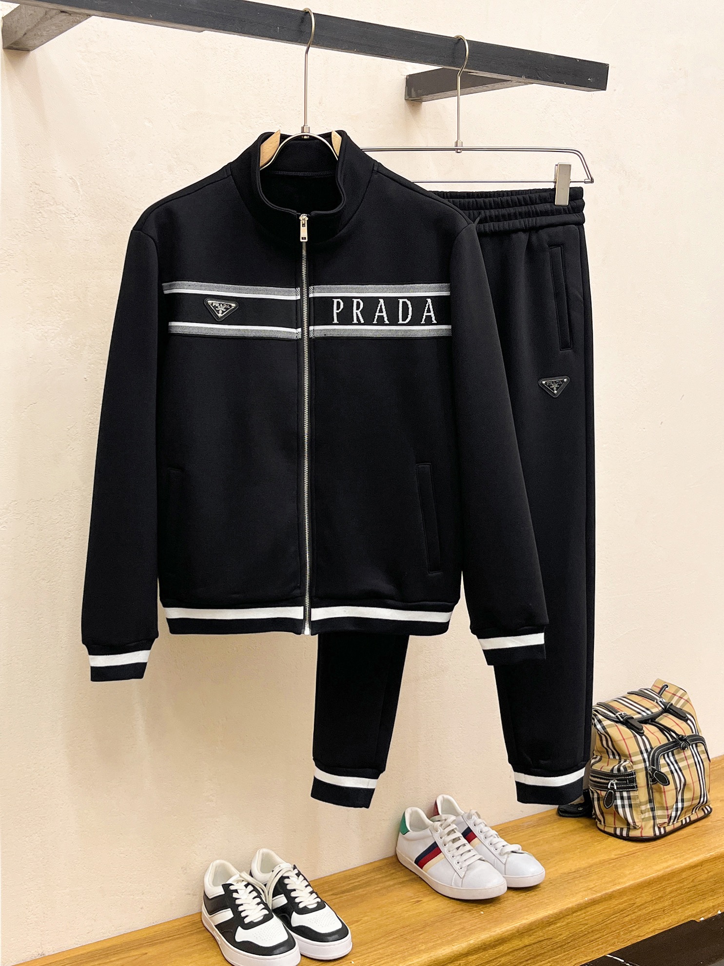 NO:510889,Prada* top fleece set style 2025 autumn and winter style top imported private goods, perfect inside, comfortable upper body, no thorny feeling, high-end custom imported fabric, arrangement craft zipper cardigan set, the counter style is fashionable and luxurious, the quality is unquestionable, the upper body effect is super luxurious official website same style, style counter size M-xxxl,,prada,alexander wang19860909普拉达*顶级加绒套装版型 2025秋冬款顶级进口私货,内里完美包边,上身舒服 无刺感 高端定制进口面料 排列工艺拉链开衫套装,专柜款时尚不失奢华 品质毋庸置疑 上身效果超赞奢华官网同款 款式专柜尺码M-xxxl,,prada,alexander wang,Men's clothing