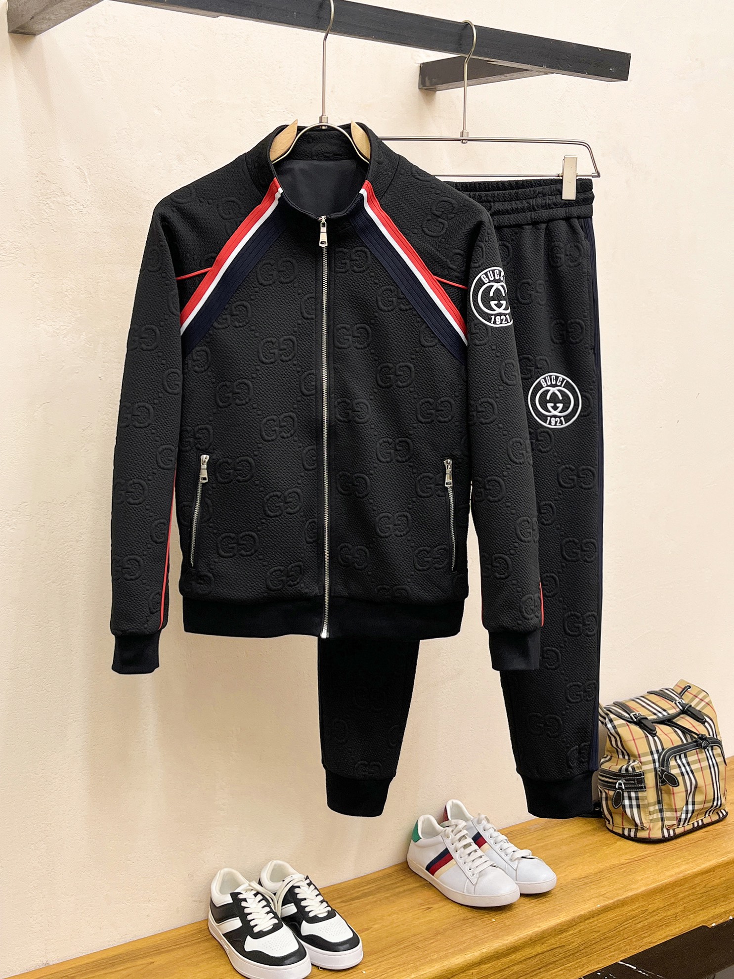 NO:510912,Guqi* top-level set style 2025 autumn and winter style top-level imported private goods, perfect inside, comfortable upper body, no thorny feeling, high-end custom imported fabric, arrangement craft zipper cardigan suit, the counter style is fashionable and luxurious, the quality is unquestionable, the upper body effect is super luxurious official website same style, style counter size M-xxxl,,alexander wang19860909古奇*顶级套装版型 2025秋冬款顶级进口私货,内里完美包边,上身舒服 无刺感 高端定制进口面料 排列工艺拉链开衫套装,专柜款时尚不失奢华 品质毋庸置疑 上身效果超赞奢华官网同款 款式专柜尺码M-xxxl,,alexander wang,Men's clothing