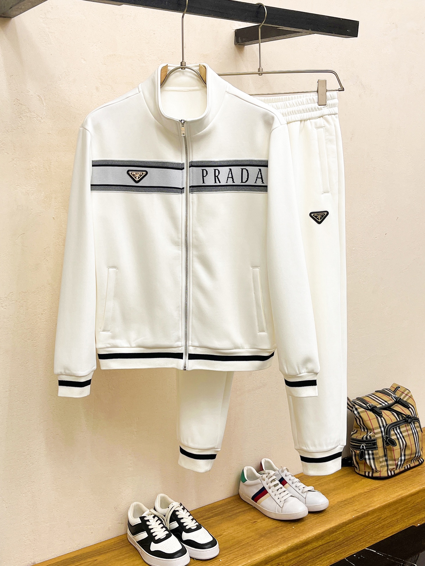 NO:510893,Prada* top fleece set style 2025 autumn and winter style top imported private goods, perfect inside, comfortable upper body, no thorny feeling, high-end custom imported fabric, arrangement craft zipper cardigan set, the counter style is fashionable and luxurious, the quality is unquestionable, the upper body effect is super luxurious official website same style, style counter size M-xxxl,,prada,alexander wang19860909普拉达*顶级加绒套装版型 2025秋冬款顶级进口私货,内里完美包边,上身舒服 无刺感 高端定制进口面料 排列工艺拉链开衫套装,专柜款时尚不失奢华 品质毋庸置疑 上身效果超赞奢华官网同款 款式专柜尺码M-xxxl,,prada,alexander wang,Men's clothing