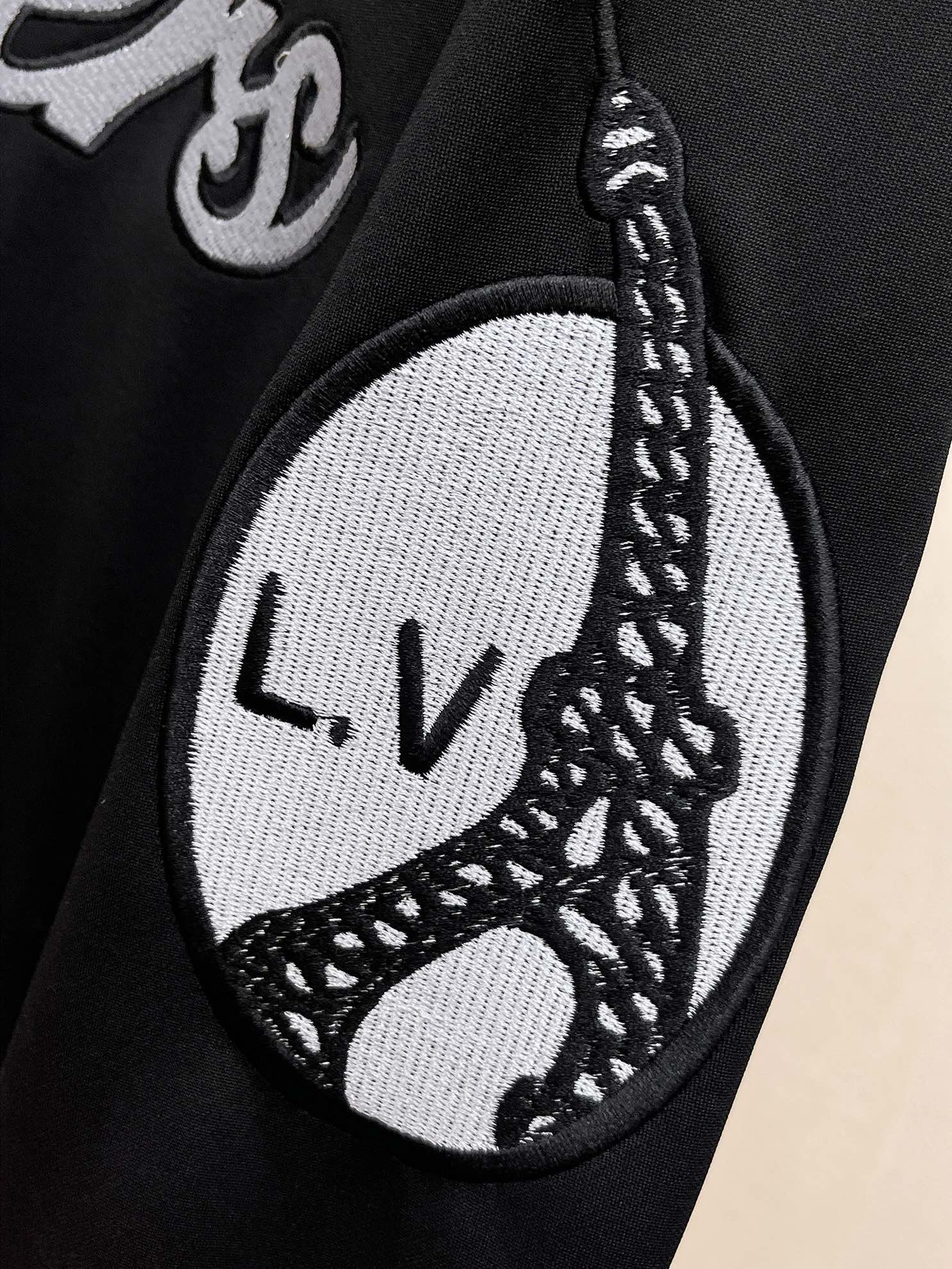 Lv*顶级套装版型2024秋冬款顶级进口私货内里完美包边上身舒服无刺感高端定制进口面料排列工艺拉链开衫套