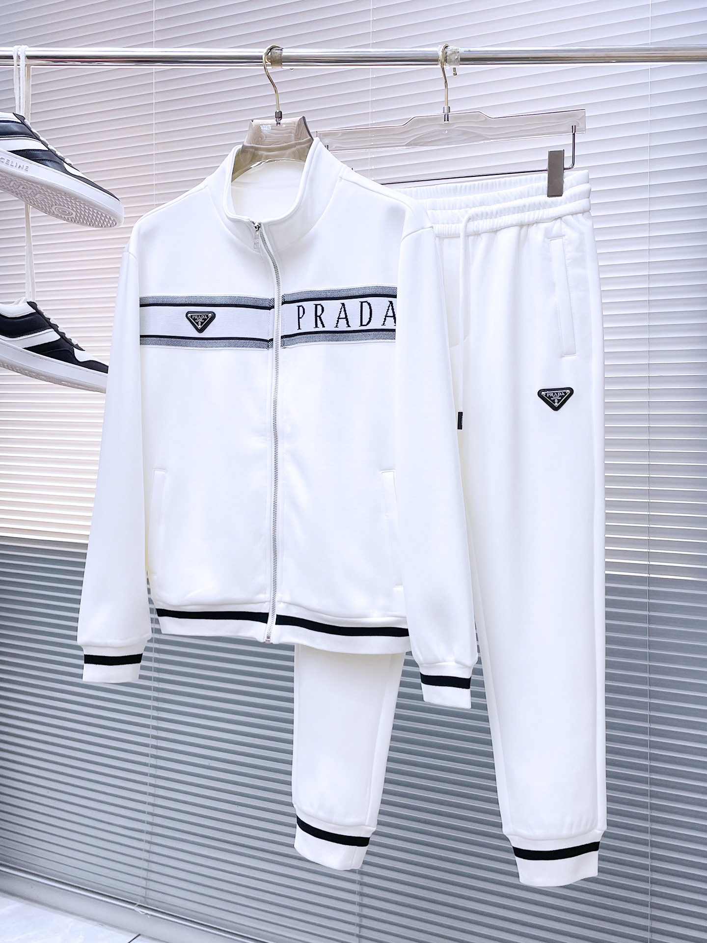 NO:538869,Prada* plus velvet top-grade set style 2025 autumn and winter style top-grade imported private goods, perfect inside, comfortable upper body, no thorny feeling, high-end custom imported fabric, arrangement craft zipper cardigan set, the counter style is fashionable and luxurious, the quality is unquestionable, the upper body effect is super luxurious official website same style, style counter size M-xxxl,,prada,alexander wang19860909普拉达*加绒顶级套装版型 2025秋冬款顶级进口私货,内里完美包边,上身舒服 无刺感 高端定制进口面料 排列工艺拉链开衫套装,专柜款时尚不失奢华 品质毋庸置疑 上身效果超赞奢华官网同款 款式专柜尺码M-xxxl,,prada,alexander wang,Men's clothing