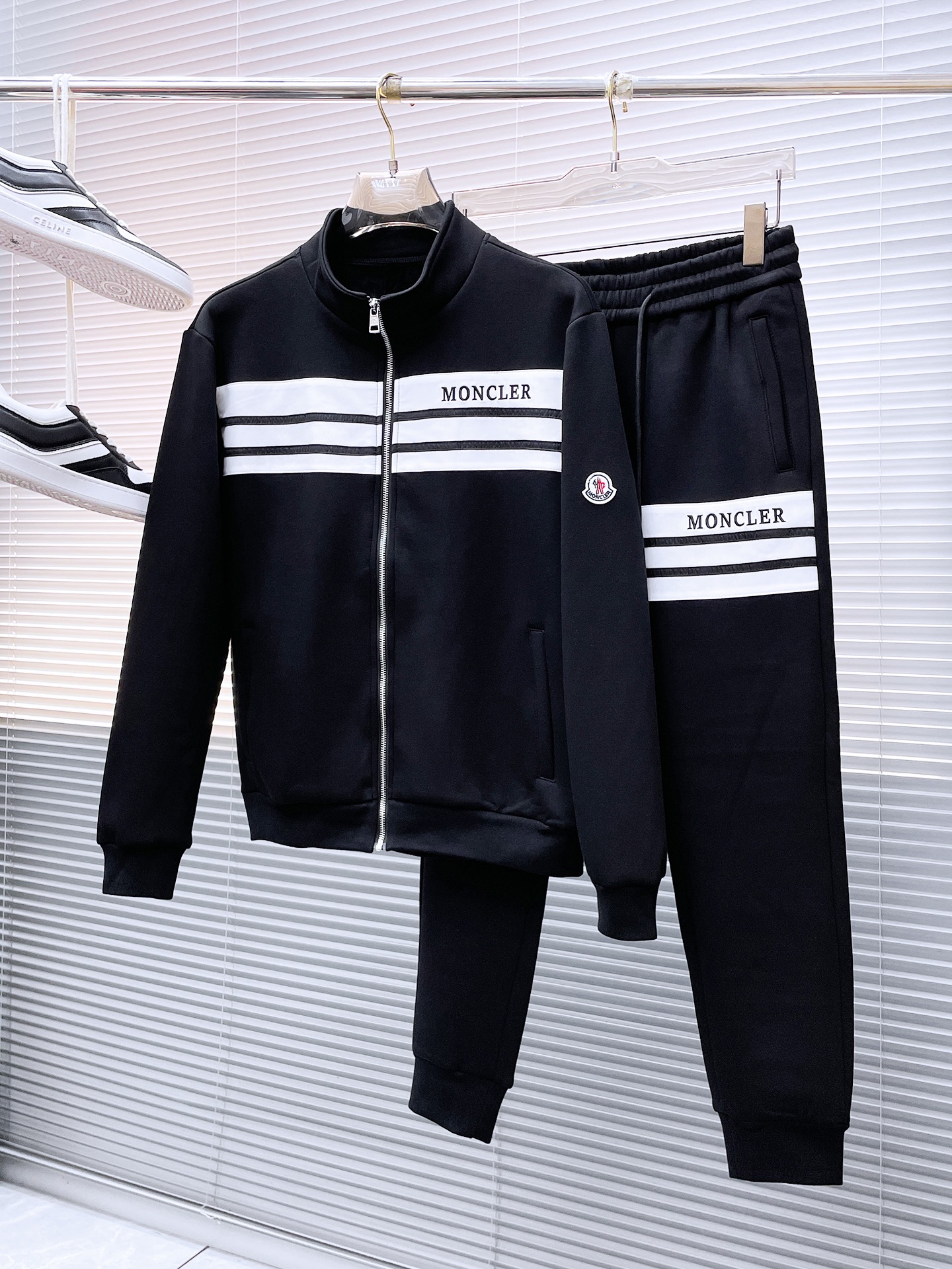 NO:538866,Top-grade set style of 2025 autumn and winter style top imported private goods, perfect inside, comfortable upper body, no thorny feeling, high-end custom imported fabric, arrangement craft zipper cardigan set, the counter style is fashionable and luxurious, the quality is unquestionable, the upper body effect is super luxurious official website same style, style counter size M-xxxl,,Moncler,alexander wang19860909蒙口*加绒顶级套装版型 2025秋冬款顶级进口私货,内里完美包边,上身舒服 无刺感 高端定制进口面料 排列工艺拉链开衫套装,专柜款时尚不失奢华 品质毋庸置疑 上身效果超赞奢华官网同款 款式专柜尺码M-xxxl,,Moncler,alexander wang,Men's clothing