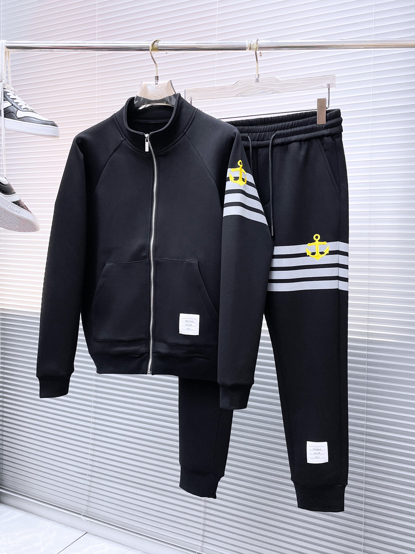 NO:538872,TB* plus velvet top-grade set style 2025 autumn and winter style top-grade imported private goods, perfect inside, comfortable upper body, no thorny feeling, high-end custom imported fabric arrangement craft zipper cardigan set, counter style fashionable and luxurious, unquestionable quality, excellent upper body effect is excellent and luxurious official website same style, style counter size M-xxxl,,alexander wang19860909TB*加绒顶级套装版型 2025秋冬款顶级进口私货,内里完美包边,上身舒服 无刺感 高端定制进口面料 排列工艺拉链开衫套装,专柜款时尚不失奢华 品质毋庸置疑 上身效果超赞奢华官网同款 款式专柜尺码M-xxxl,,alexander wang,Men's clothing