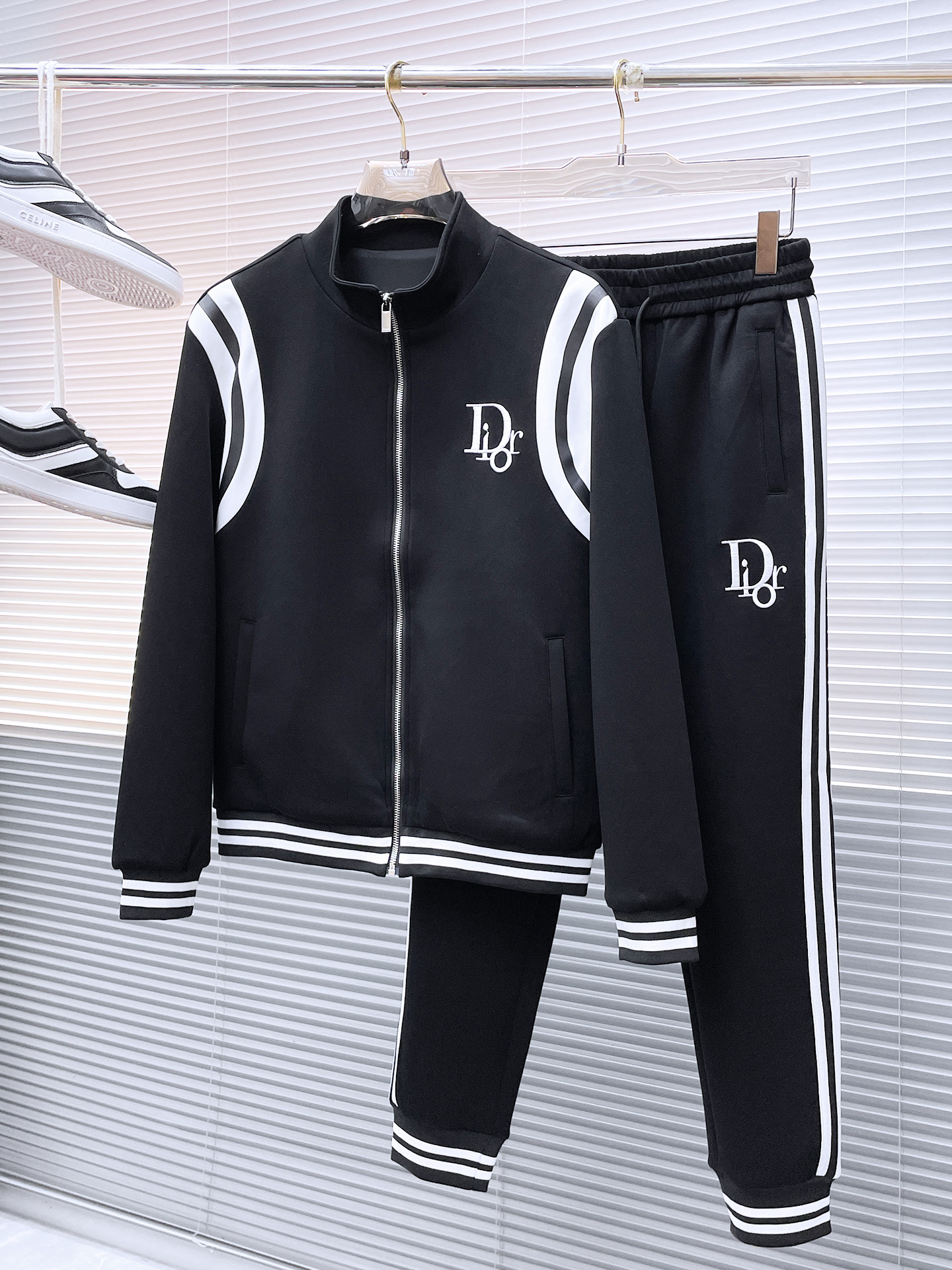 NO:538887,Dior* top set style 2025 autumn and winter style top imported private goods, perfect inside, comfortable upper body, no thorny feeling, high-end custom imported fabric, arrangement craft zipper cardigan suit, the counter style is fashionable and luxurious, the quality is unquestionable, the upper body effect is super luxurious official website same style, style counter size M-xxxl,,dior,alexander wang19860909迪奥*顶级套装版型 2025秋冬款顶级进口私货,内里完美包边,上身舒服 无刺感 高端定制进口面料 排列工艺拉链开衫套装,专柜款时尚不失奢华 品质毋庸置疑 上身效果超赞奢华官网同款 款式专柜尺码M-xxxl,,dior,alexander wang,Men's clothing