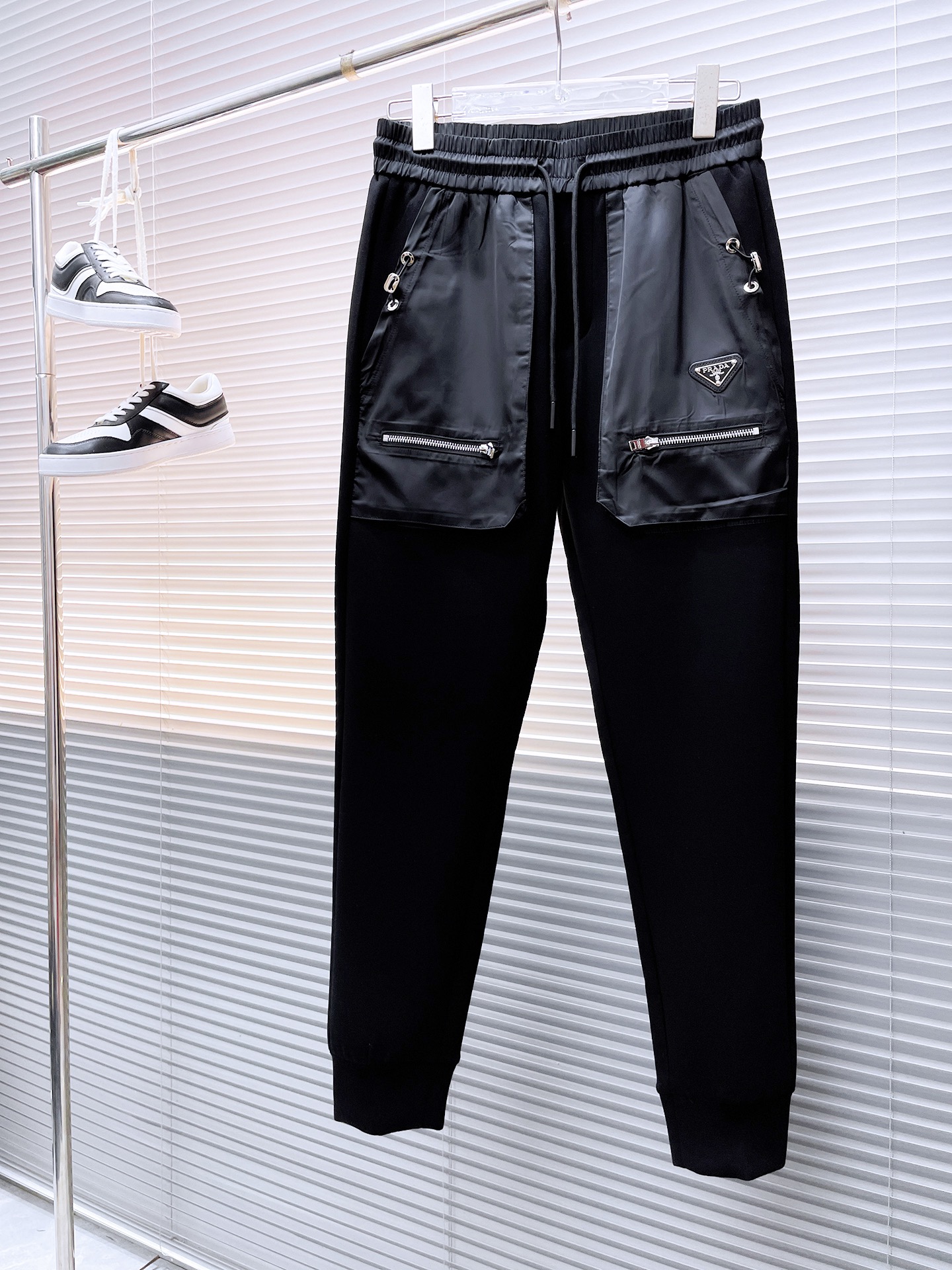 NO:548879,Prada 2025 autumn and winter new men's casual trousers, high-end products are simple, fashionable and generous, customized original imported fabrics, simple, neat and refreshing, the quality workmanship details can stand any form of test, simple, generous and versatile, elegant and handsome, and a brand new visual feeling!  He has invincible appearance, excellent details, and is not picky about others!  Code number M-3xL, prada, alexander wang19860909普拉达 2025秋冬新款男士休闲长裤 高端货简洁时尚大方 定制原版进口面料 简洁利落又清爽 品质做工细节经得起任何形式检验,简约大方百搭款 上身优雅帅气,焕然一新的即视感！品相无敌,细节都很到位,上身不挑人！ 码数M-3xL,,prada,alexander wang,Men's clothing