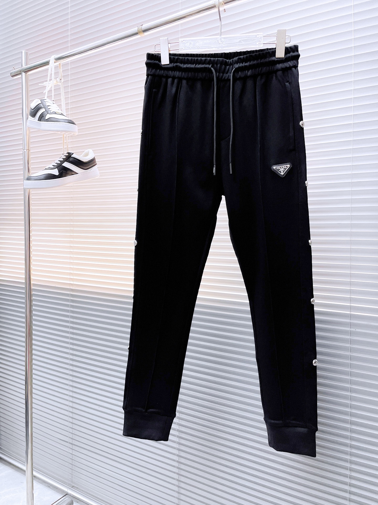 NO:548887,Prada 2025 autumn and winter new men's casual trousers, high-end products are simple, fashionable and generous, customized original imported fabrics, simple, neat and refreshing, the quality workmanship details can stand any form of test, simple, generous and versatile, elegant and handsome, and a brand new visual sense!  He has invincible appearance, excellent details, and is not picky about others!  Code number M-3xL, prada, alexander wang19860909普拉达 2025秋冬新款男士休闲长裤 高端货简洁时尚大方 定制原版进口面料 简洁利落又清爽 品质做工细节经得起任何形式检验,简约大方百搭款 上身优雅帅气,焕然一新的即视感！品相无敌,细节都很到位,上身不挑人！ 码数M-3xL,,prada,alexander wang,Men's clothing